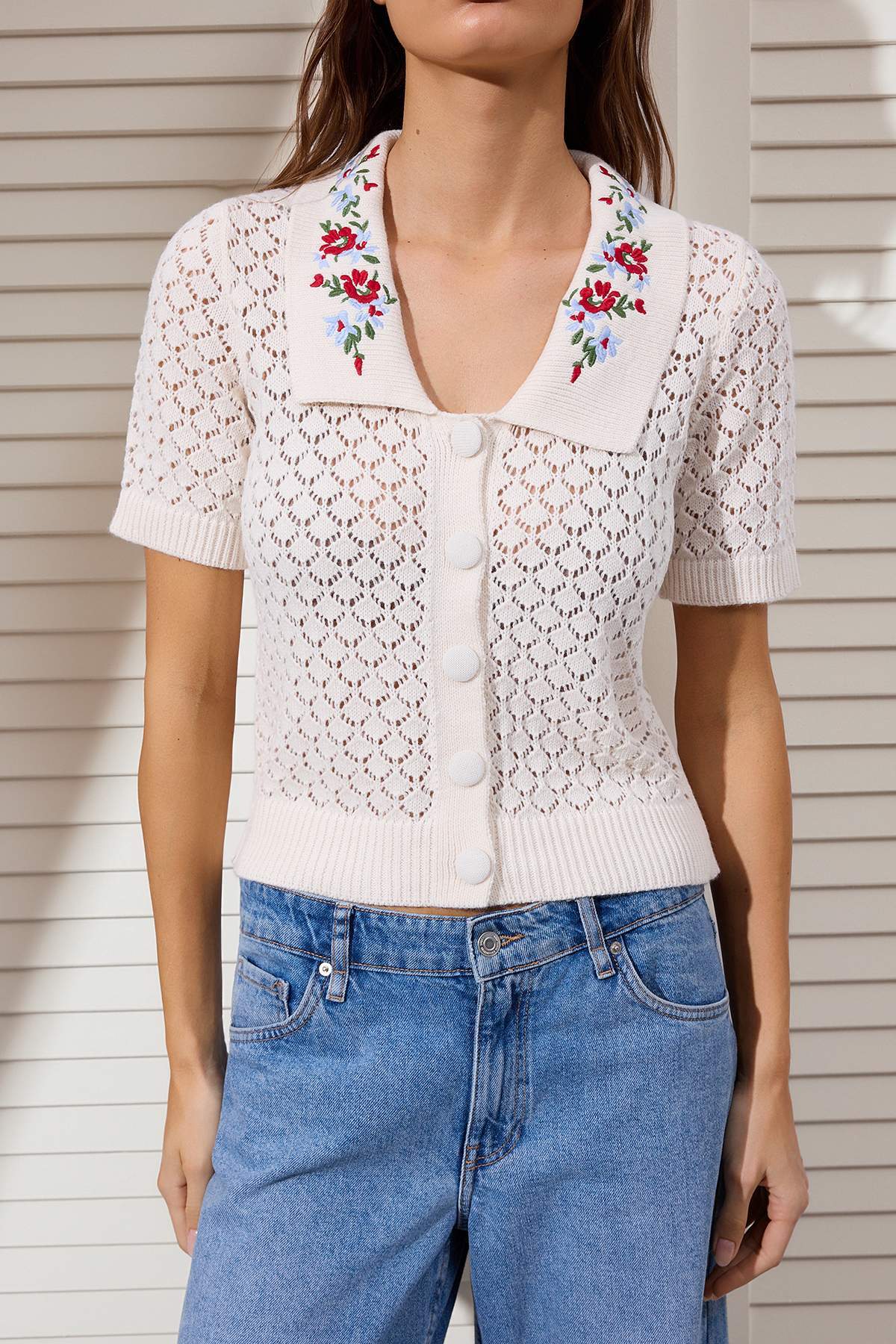 Trendyolmilla  Taş Çiçek Nakışlı Yaka Ajurlu/Delikli Triko Bluz TWOSS26BZ00123 - Görsel 3