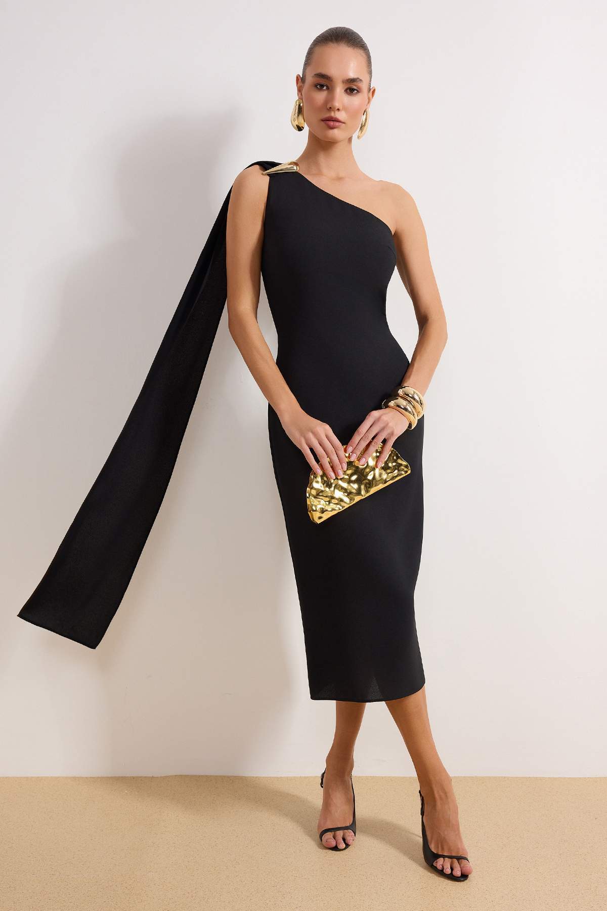 Trendyolmilla  Siyah Düz Aksesuar Detaylı Dokuma Krep Midi Astarlı Şık/Gece Elbise - Görsel 2