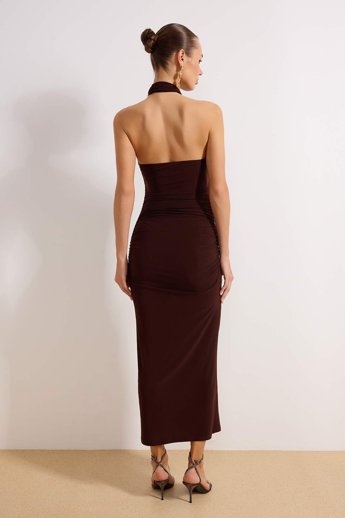 Trendyolmilla  Kahverengi Vücuda Oturan Aksesuar Detaylı Dokuma Maxi Abiye Gece Mezuniyet Elbisesi TPRSS25EL00294 - Görsel 4