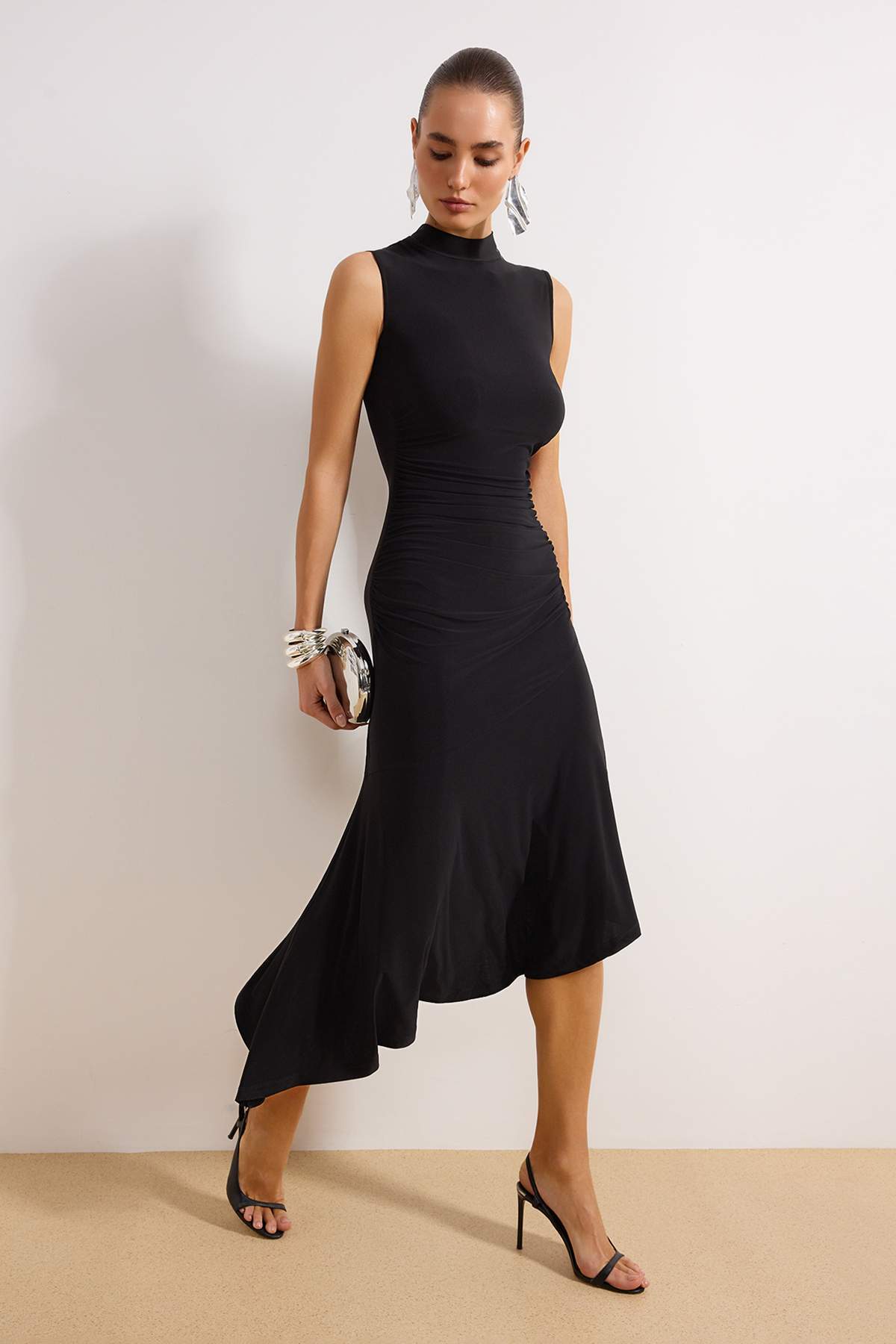 Trendyol Collection Czarna marszczona dzianinowa elegancka wieczorowa sukienk...