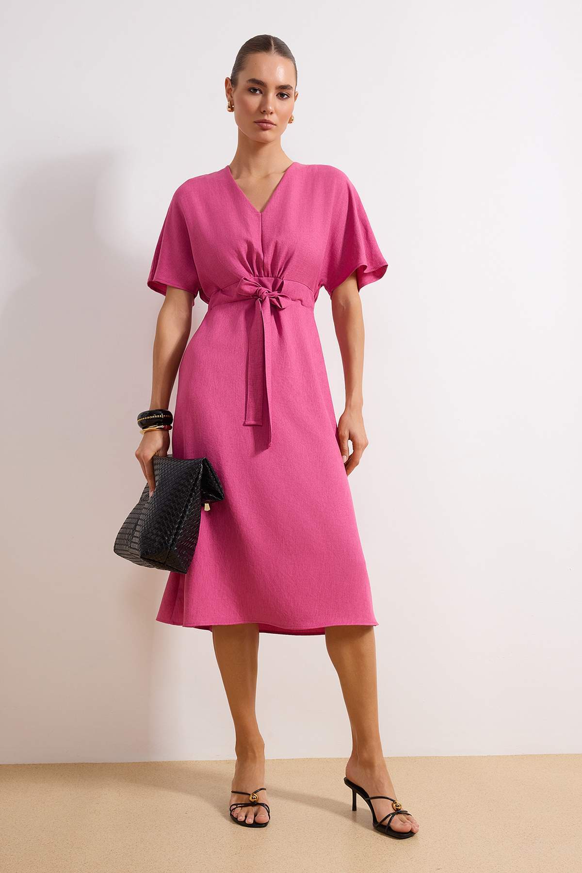 Trendyol Collection Tkana sukienka midi w kolorze fuksji, wiązana w kształcie...