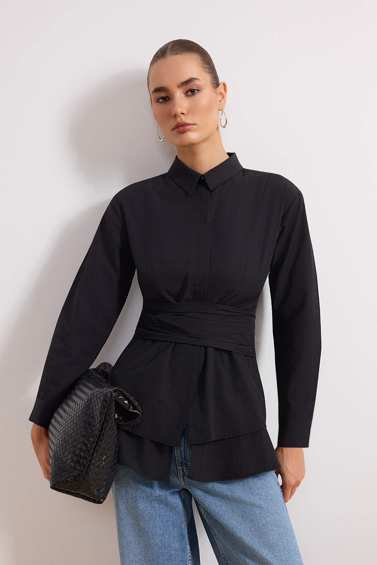 Trendyolmilla Modest Siyah Kuşak Detaylı Eteği Katlı Fitted/Bele Oturan Pamuklu Gömlek TCTSS26TG00013