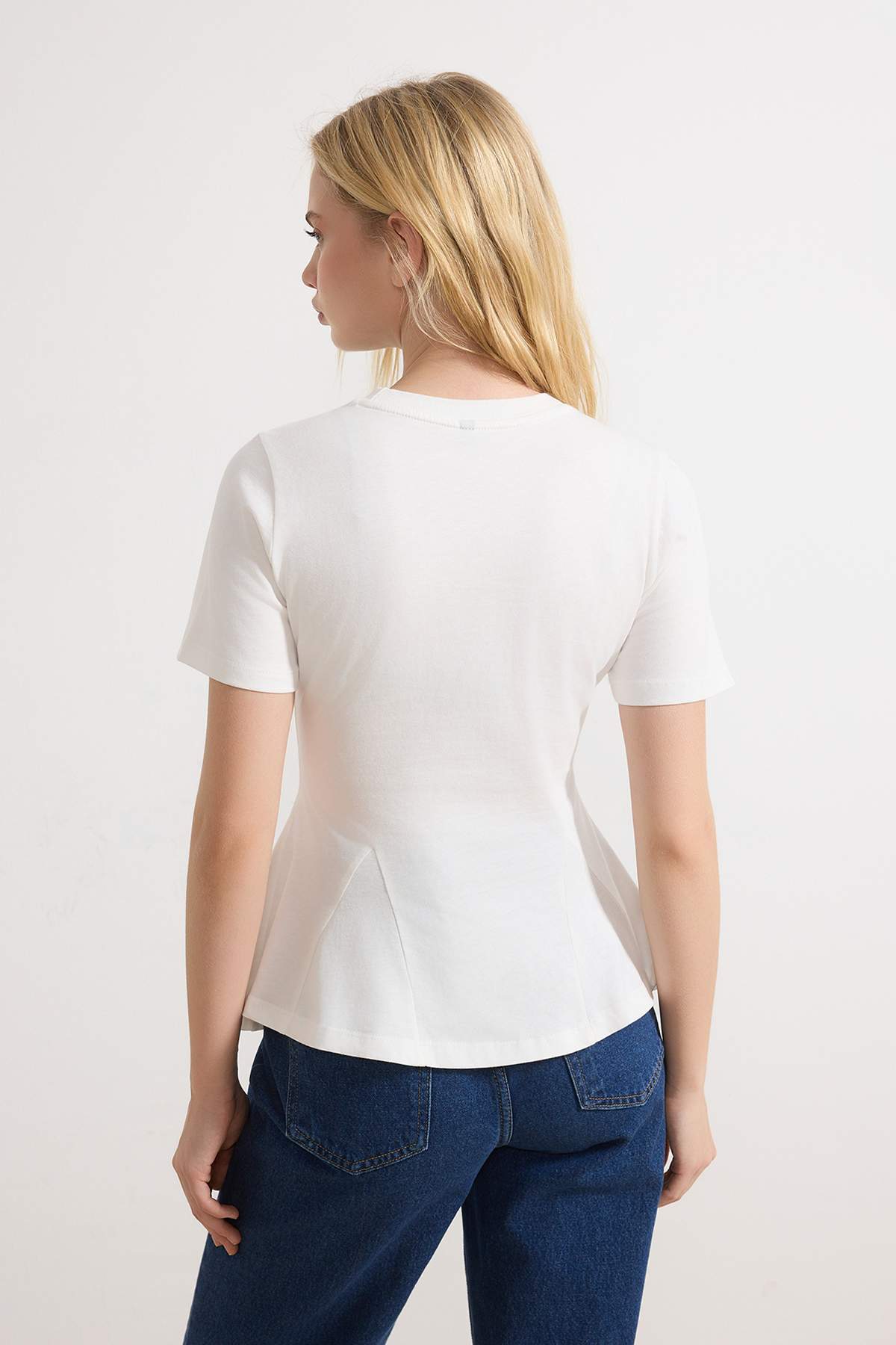 Trendyolmilla  Ekru Düz Peplum Bisiklet Yaka Standart Kol Kısa %100 Pamuk Örme Bluz TWOSS26BZ00028 - Görsel 4