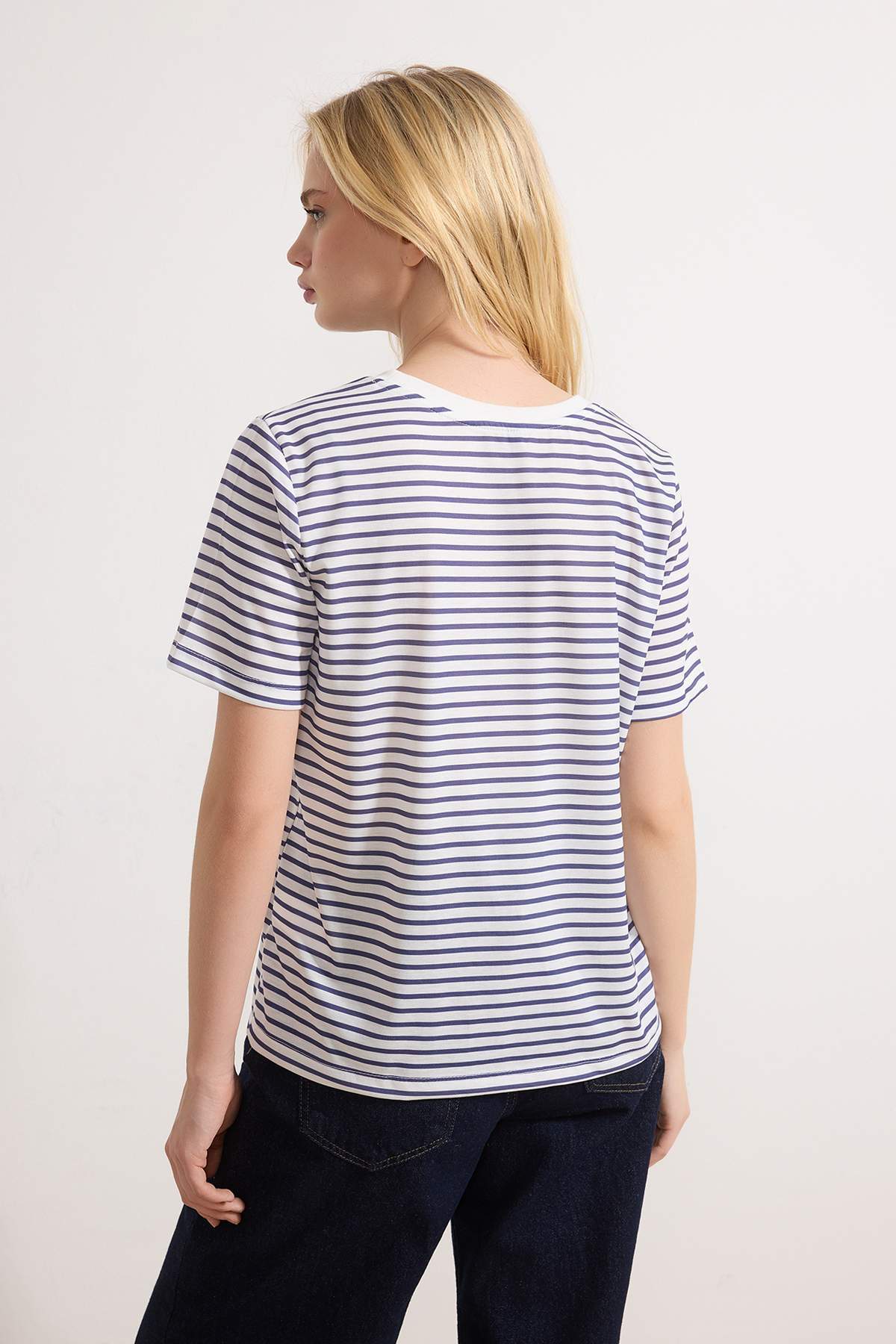 Trendyolmilla  Lacivert-Gri Melanj-Ekru Çizgili 3'lü Paket Basic Bisiklet Yaka Örme T-Shirt TWOSS20TS0146 - Görsel 4