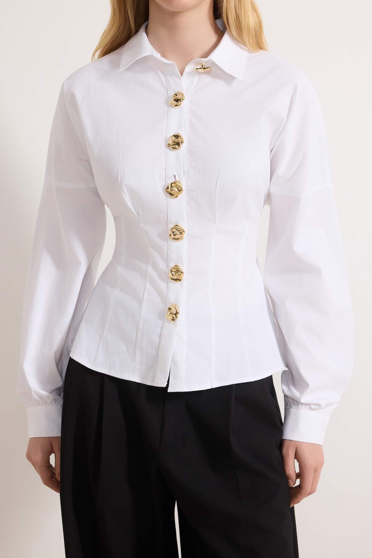 Trendyolmilla  Beyaz Altın Akseuarlı Pamuk Bele Oturan Gömlek TWOSS26GO00048 - Görsel 3