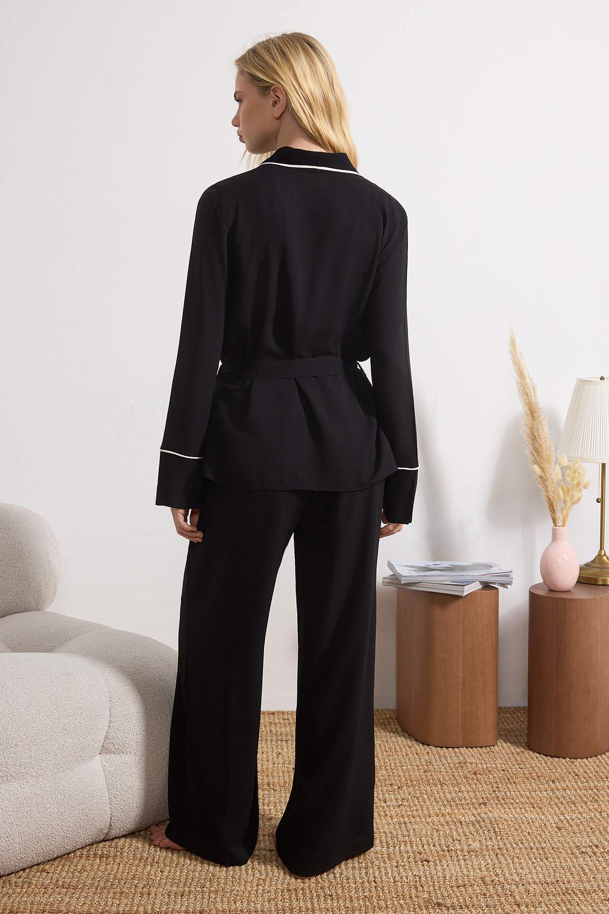 Trendyolmilla  Siyah Kuşaklı Biye Detaylı Kruvaze Viskon Dokuma Pijama Takımı THMAW22PT1109 - Görsel 4