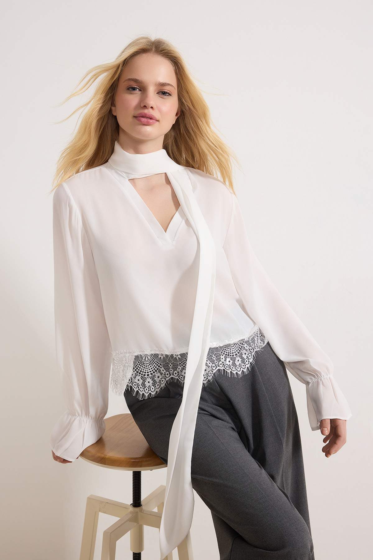 Trendyolmilla Beyaz Fular ve Dantel Detaylı Şık Dokuma Bluz TWOSS26BZ00214