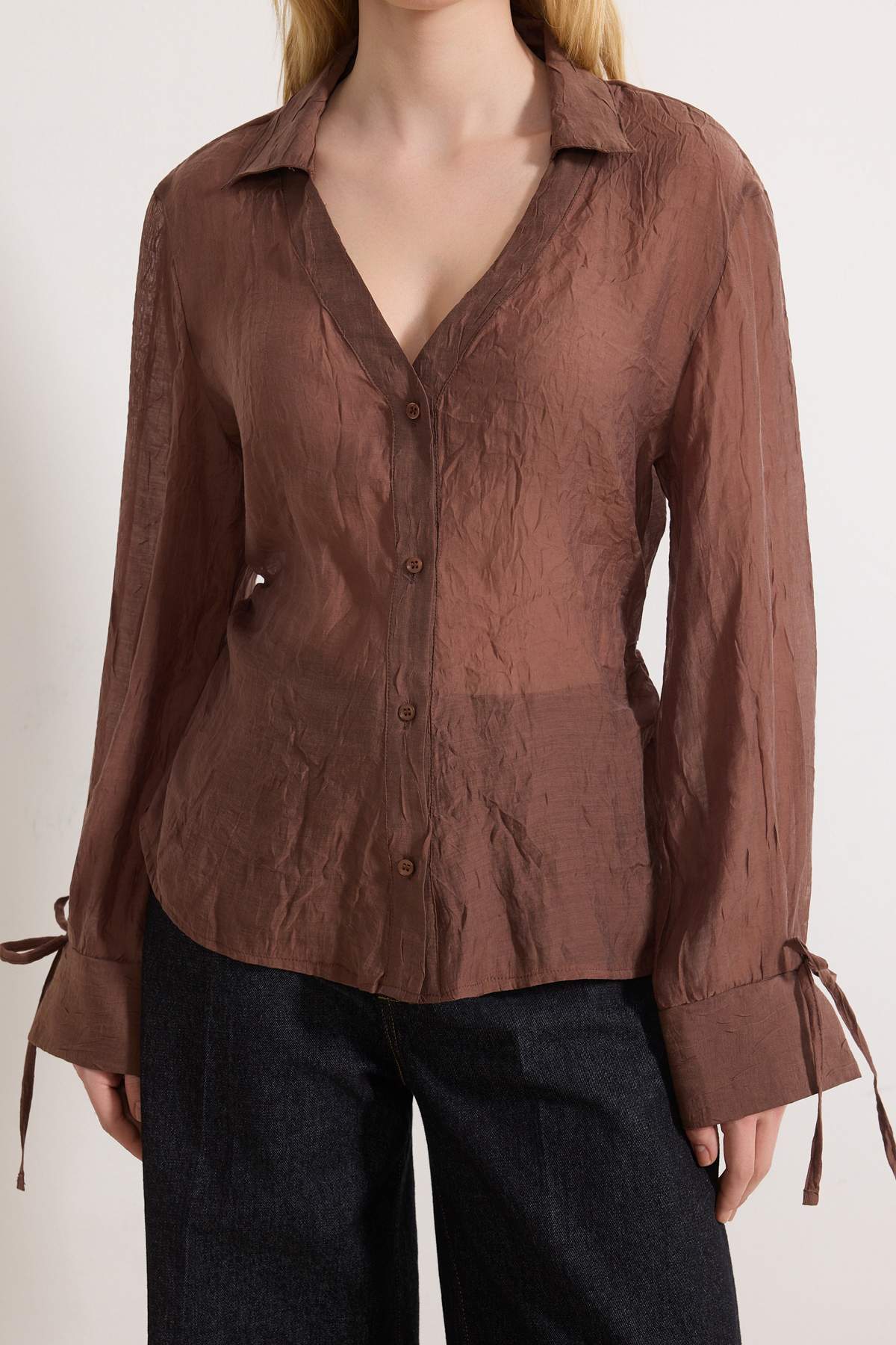 Trendyolmilla  Kahverengi Dokulu Düğme Detaylı Büzgülü Gömlek TWOSS26GO00033 - Görsel 3
