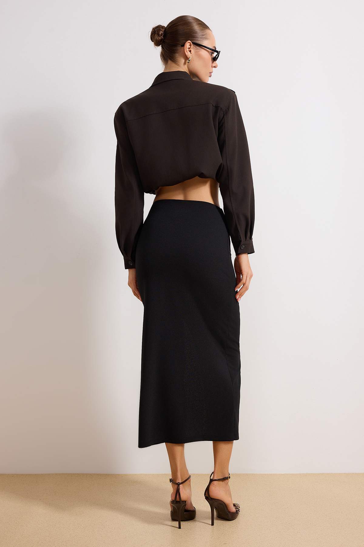 Trendyolmilla  Siyah Krep Tokalı Yırtmaç detaylı Maxi Yüksek Bel Esnek Örme Etek TWOAW24ET00054 - Görsel 4