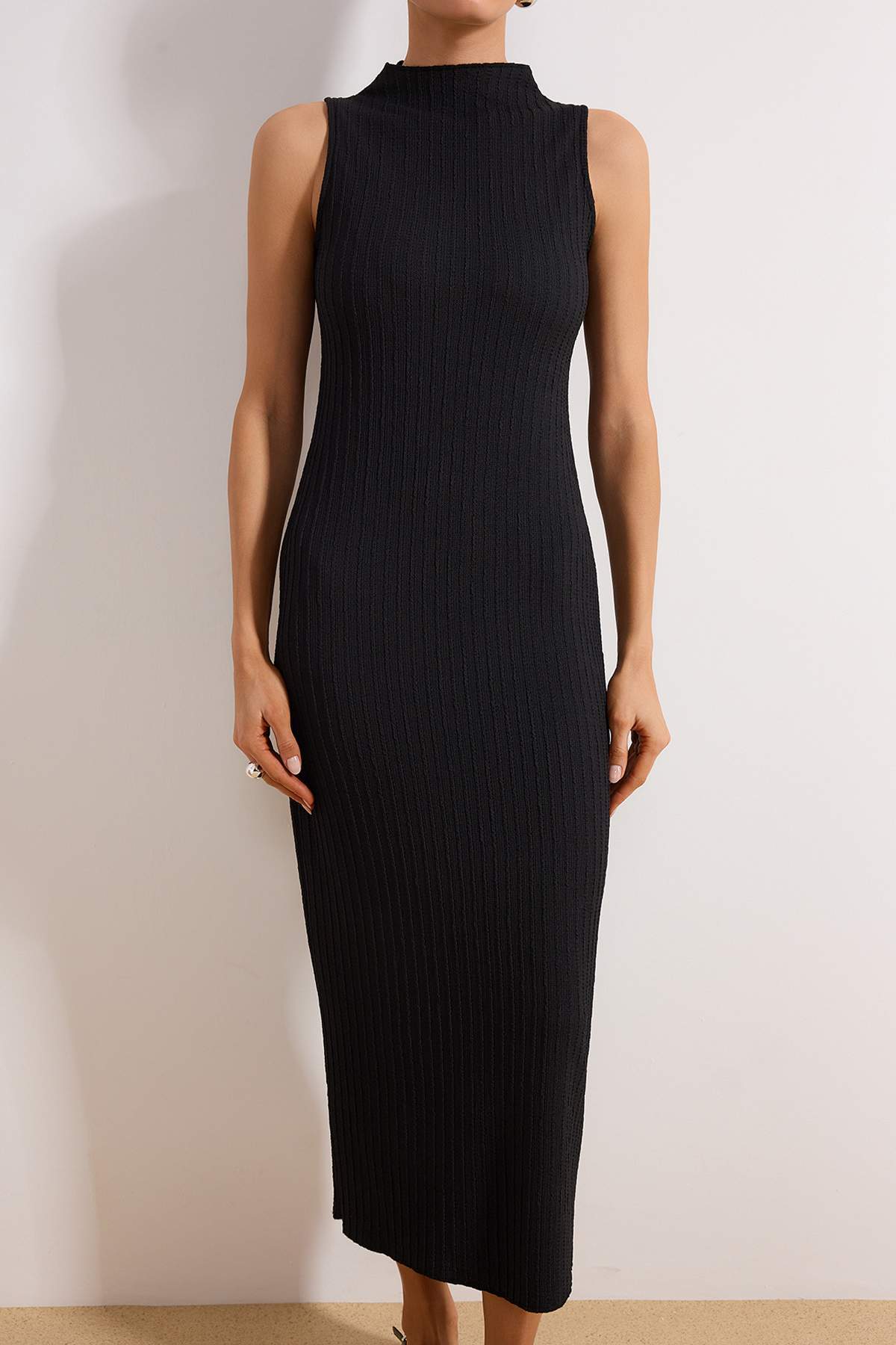 Trendyolmilla  Siyah Dokulu Kumaş Dik Yaka Vücuda Oturan Esnek Maxi Örme Elbise TWOSS25EL00163 - Görsel 3