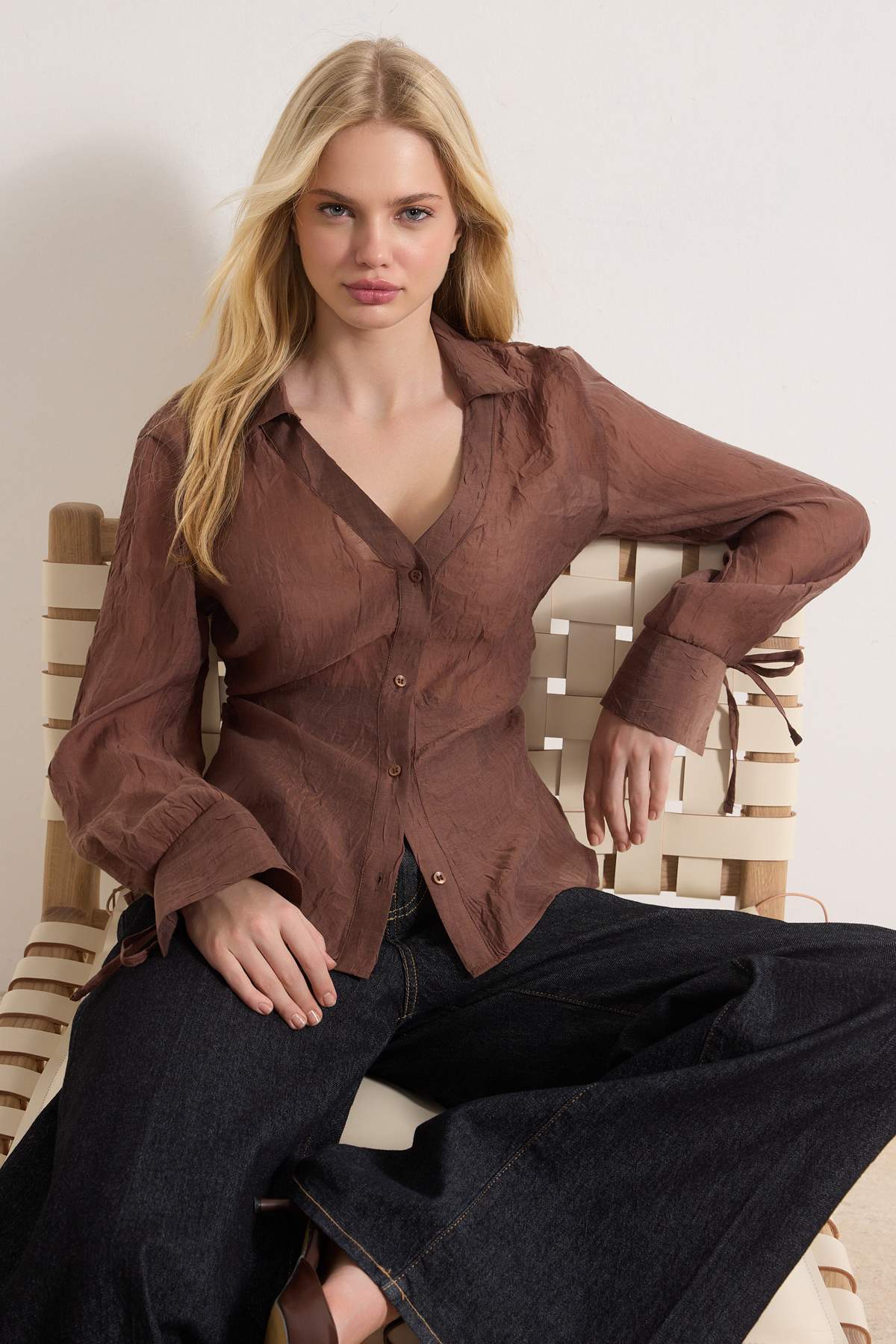 Trendyolmilla  Kahverengi Dokulu Düğme Detaylı Büzgülü Gömlek TWOSS26GO00033 - Görsel 2