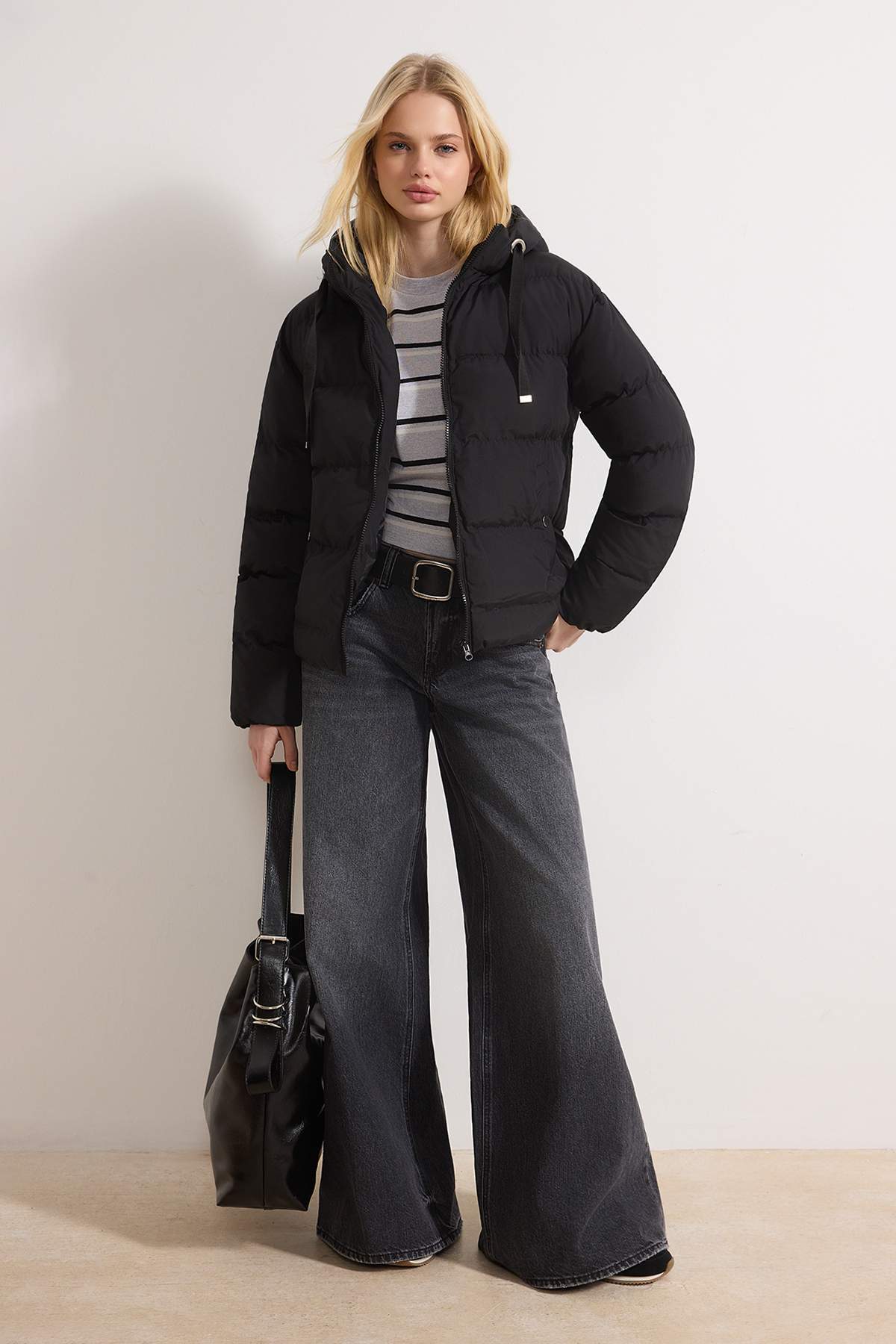 Trendyol Collection Crna jakna sa kapuljačom, vodootporna, puffer jakna TWOAW...