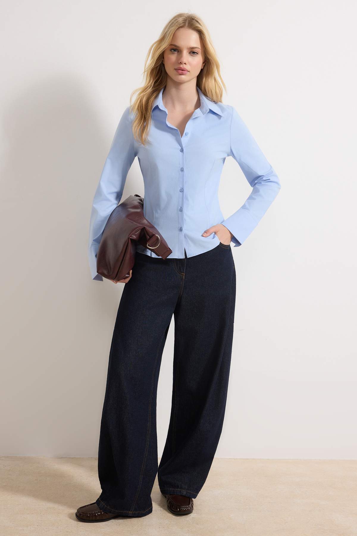 Trendyolmilla  Wardrobe Essentials Açık Mavi Hafif Bele Oturan Pamuklu Dokuma Gömlek TWOAW26GO00022 - Görsel 2