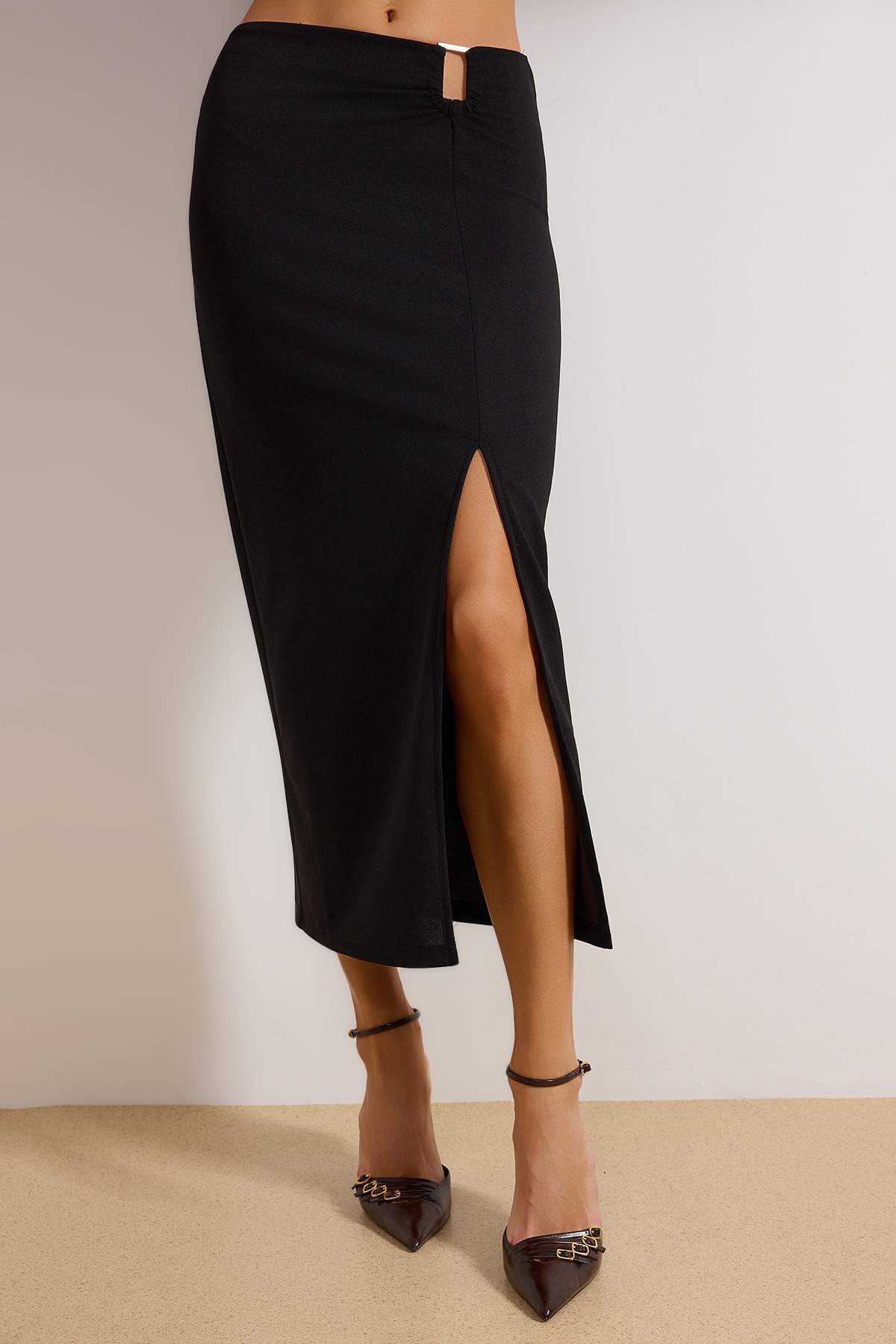 Trendyolmilla  Siyah Krep Tokalı Yırtmaç detaylı Maxi Yüksek Bel Esnek Örme Etek TWOAW24ET00054 - Görsel 3