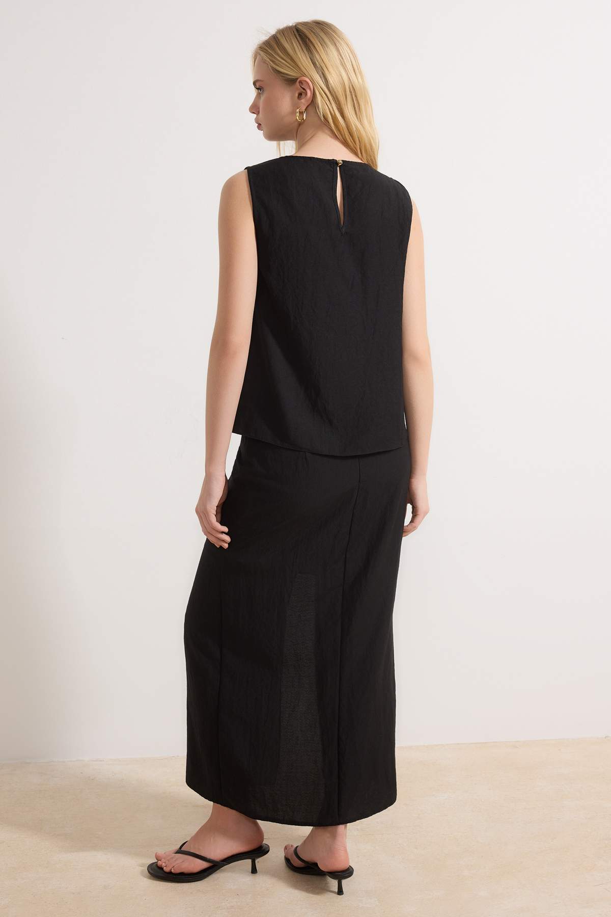 Trendyolmilla  Siyah Aksesuar ve Yırtmaç Detaylı Bluz-Etek Dokuma Alt - Üst Takım TWOSS26AU00034 - Görsel 4