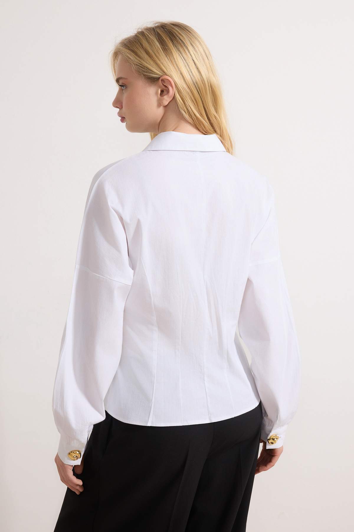 Trendyolmilla  Beyaz Altın Akseuarlı Pamuk Bele Oturan Gömlek TWOSS26GO00048 - Görsel 4