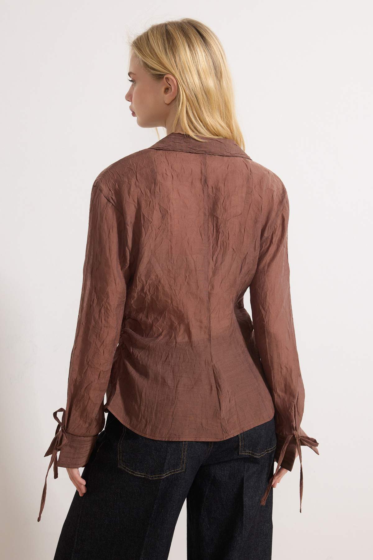 Trendyolmilla  Kahverengi Dokulu Düğme Detaylı Büzgülü Gömlek TWOSS26GO00033 - Görsel 4