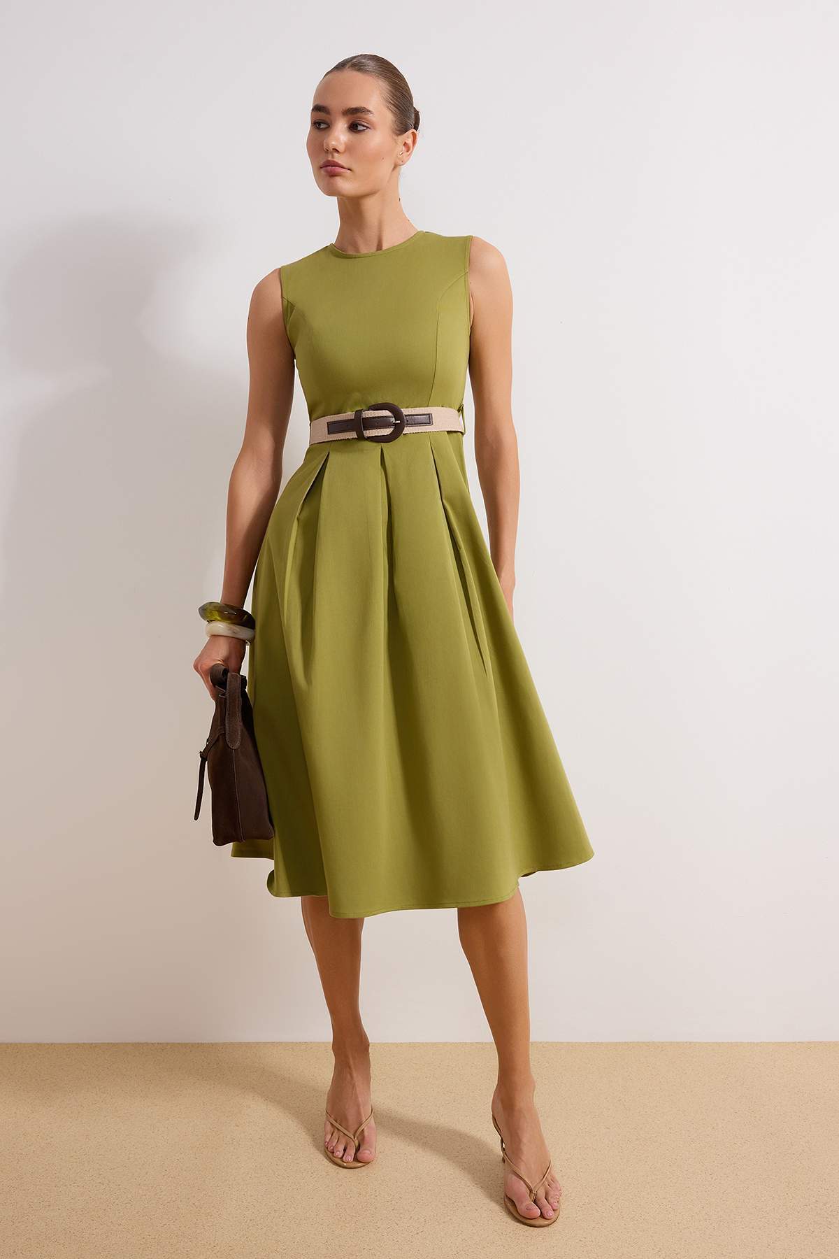 Trendyol Collection Khakifarbenes, einfarbiges, gewebtes Midikleid mit Gürtel...