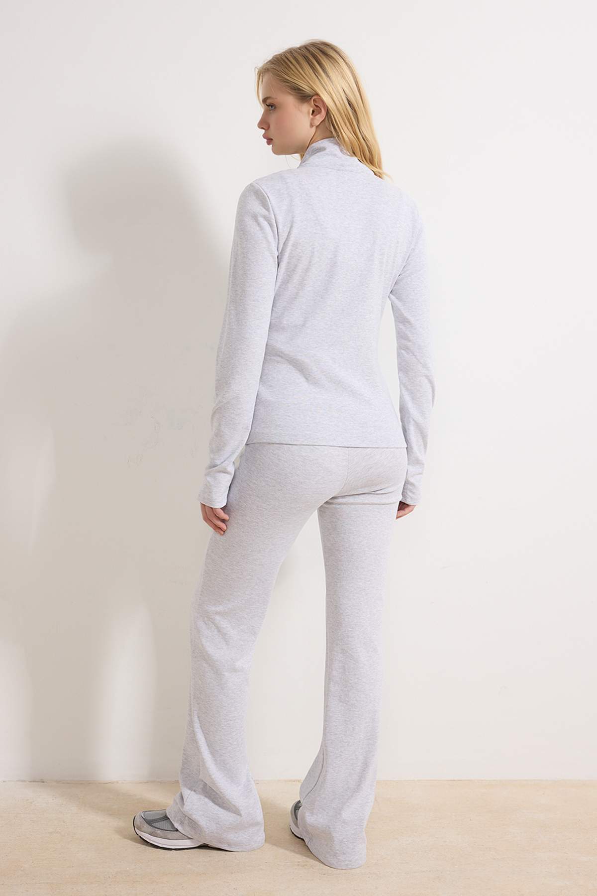 Trendyolmilla  Gri Melanj Vücuda Oturan Fermuarlı İspanyol Paça Pamuk Ribana Örme Alt-Üst Takım TWOSS26AU00032 - Görsel 4