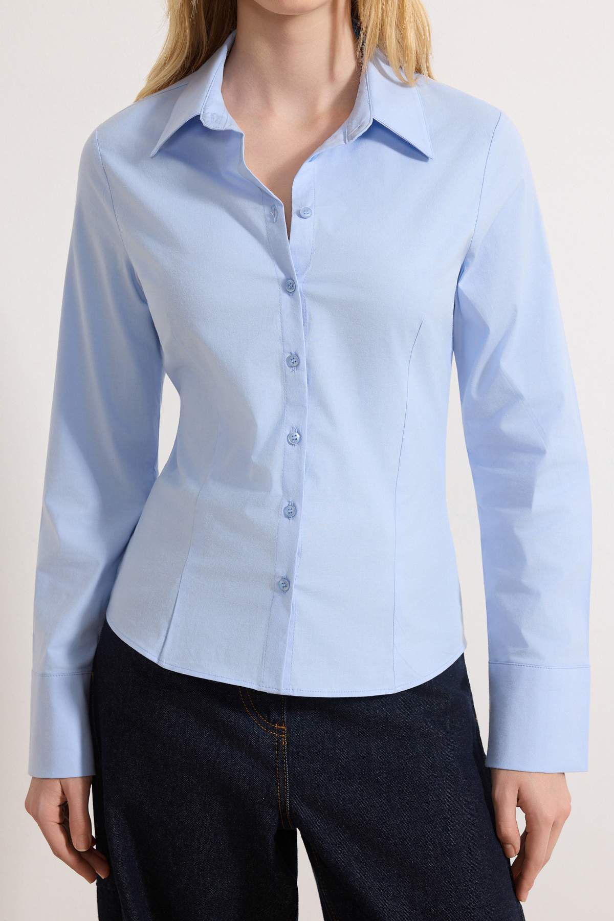 Trendyolmilla  Wardrobe Essentials Açık Mavi Hafif Bele Oturan Pamuklu Dokuma Gömlek TWOAW26GO00022 - Görsel 3