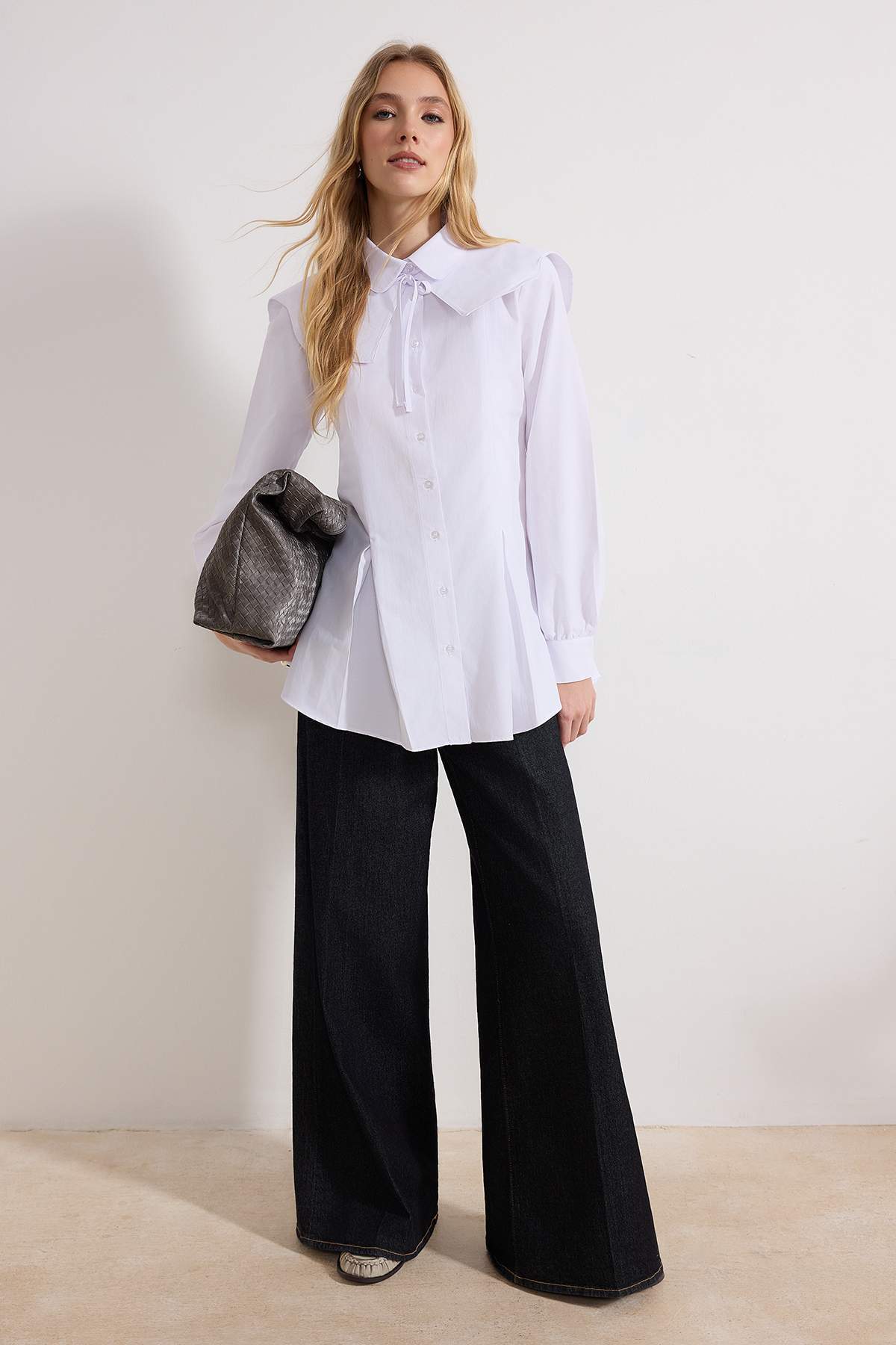 Trendyolmilla Modest Beyaz Çıkabilen Yakalı Pile Detaylı Regular/Normal Kalıp Pamuklu Gömlek TCTSS26TG00020