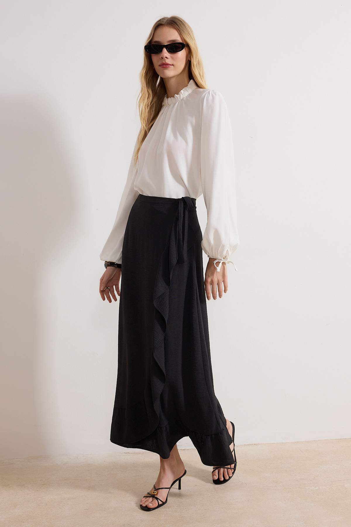 Trendyolmilla  Siyah Anvelop Volanlı Dokuma Etek TCTSS21ET0579 - Görsel 2