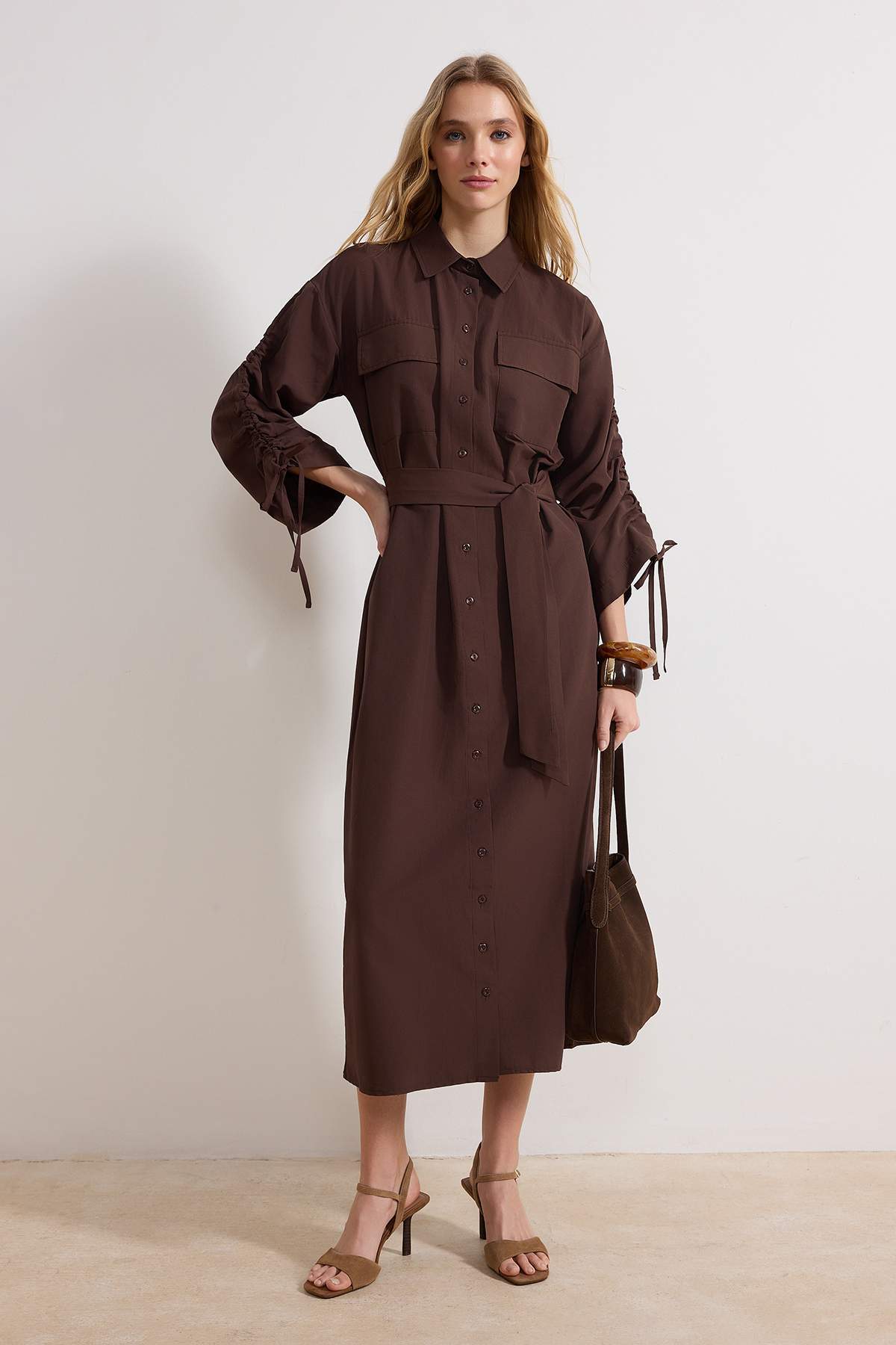 Trendyol Modest Braunes, gewebtes Hemdkleid aus Baumwolle mit Schnürung am Är...