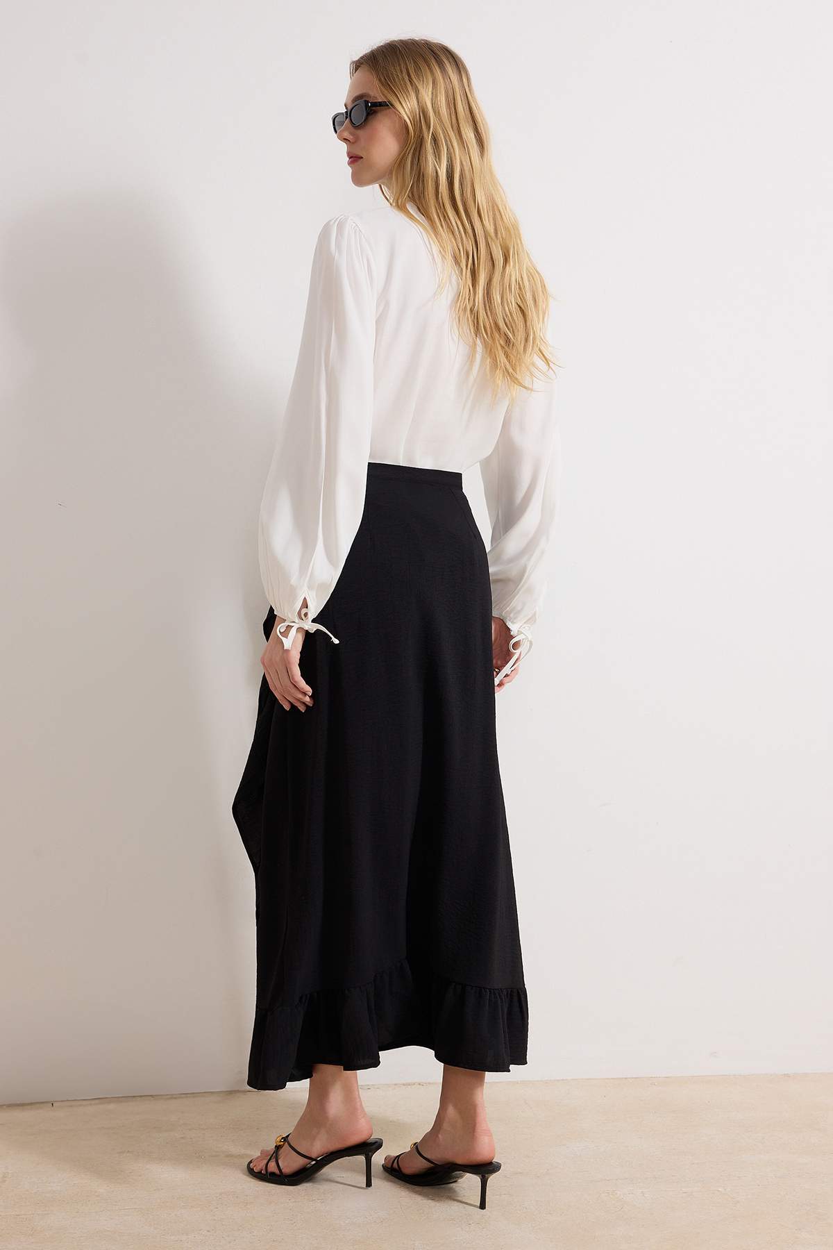 Trendyolmilla  Siyah Anvelop Volanlı Dokuma Etek TCTSS21ET0579 - Görsel 4