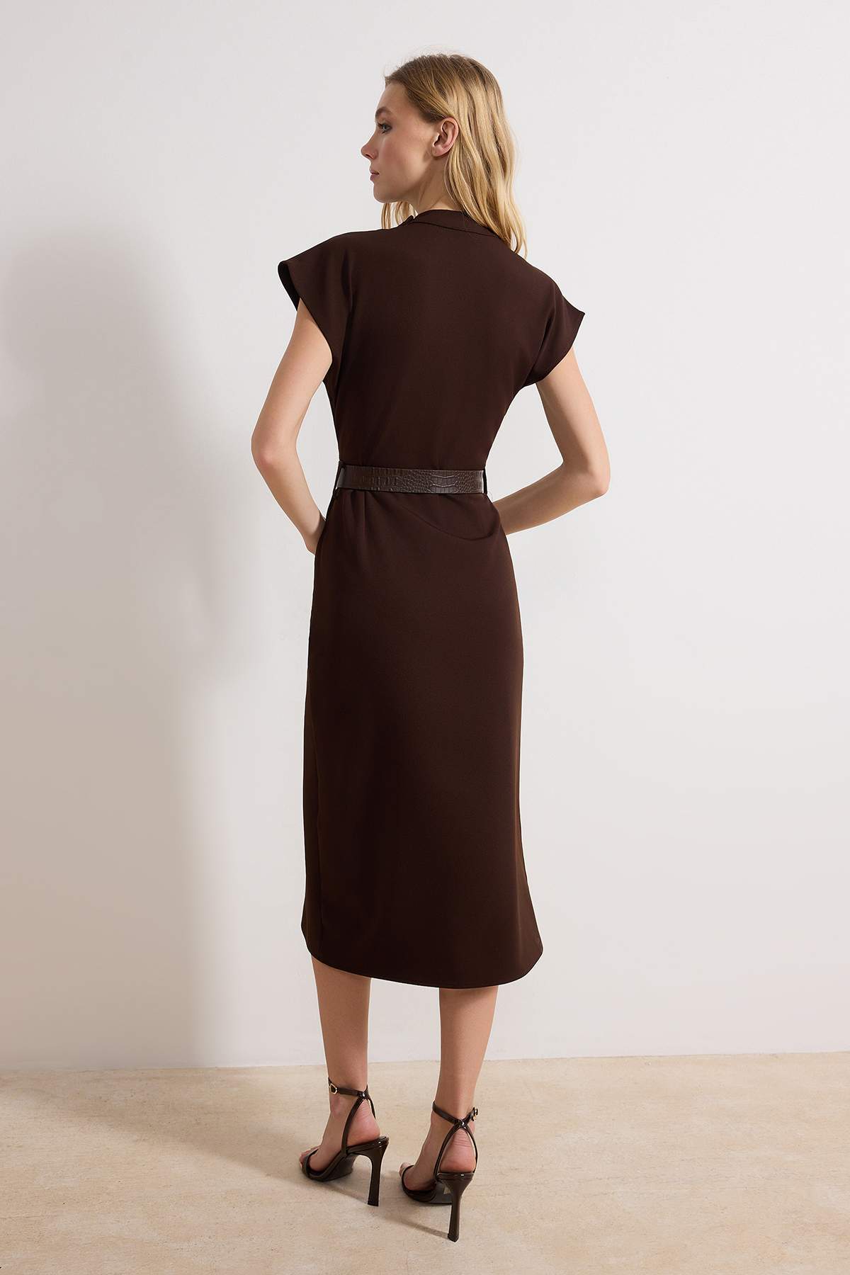 Trendyolmilla  Kahverengi Kemerli Düğme Detaylı Midi Dokuma Elbise TWOSS26EL00121 - Görsel 4