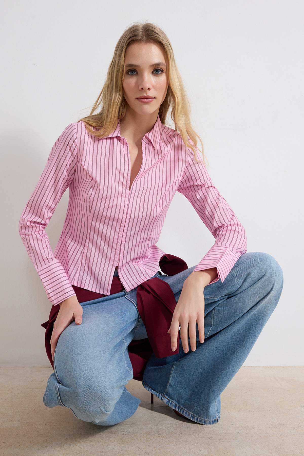 Trendyolmilla  Pembe Çizgili Hafif Bele Oturan Gömlek TWOSS26GO00056 - Görsel 2