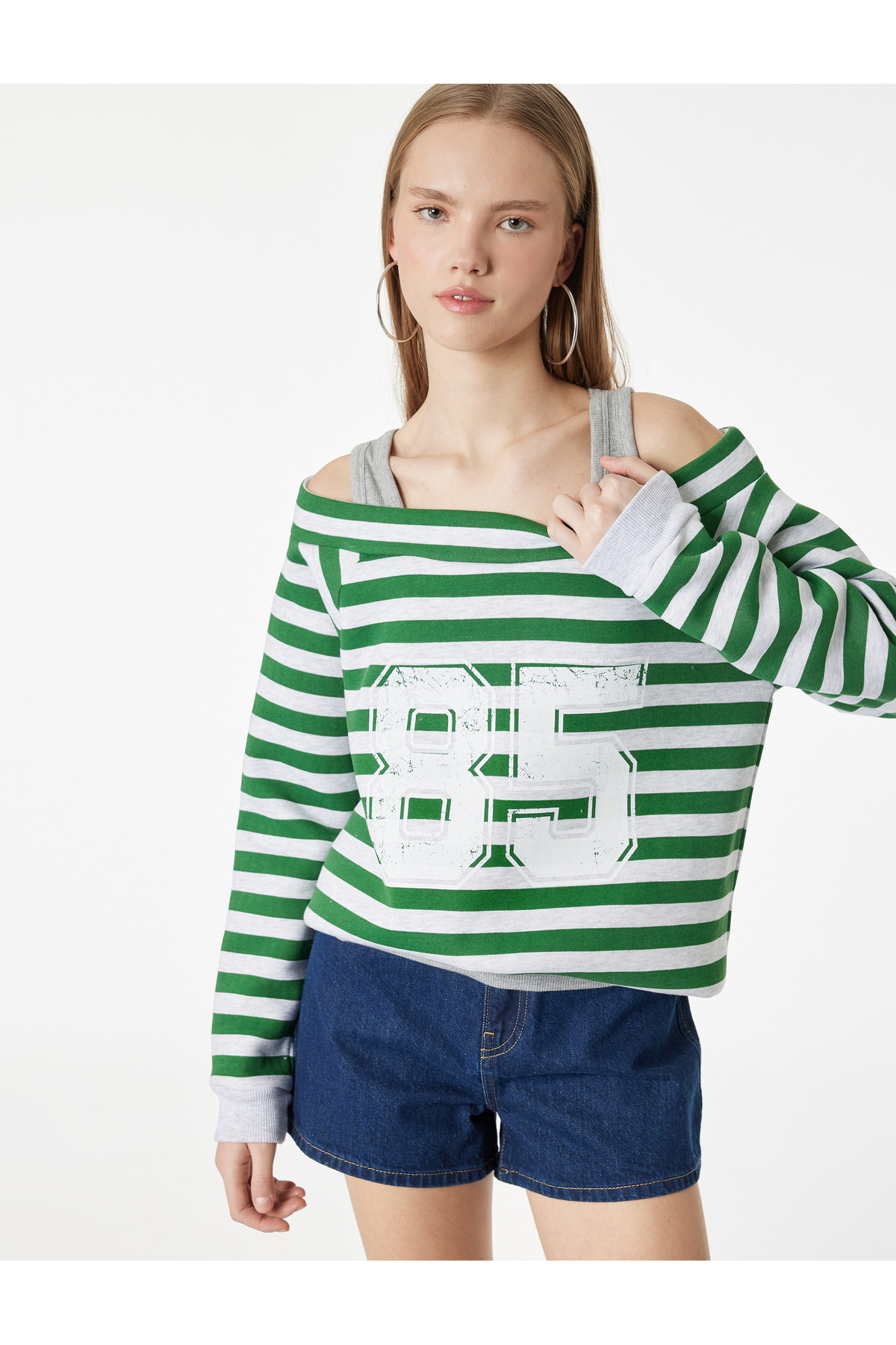 Koton Rahat Kalıp Uzun Kollu Çizgili Kayık Yaka Baskılı Sweatshirt görsel 2