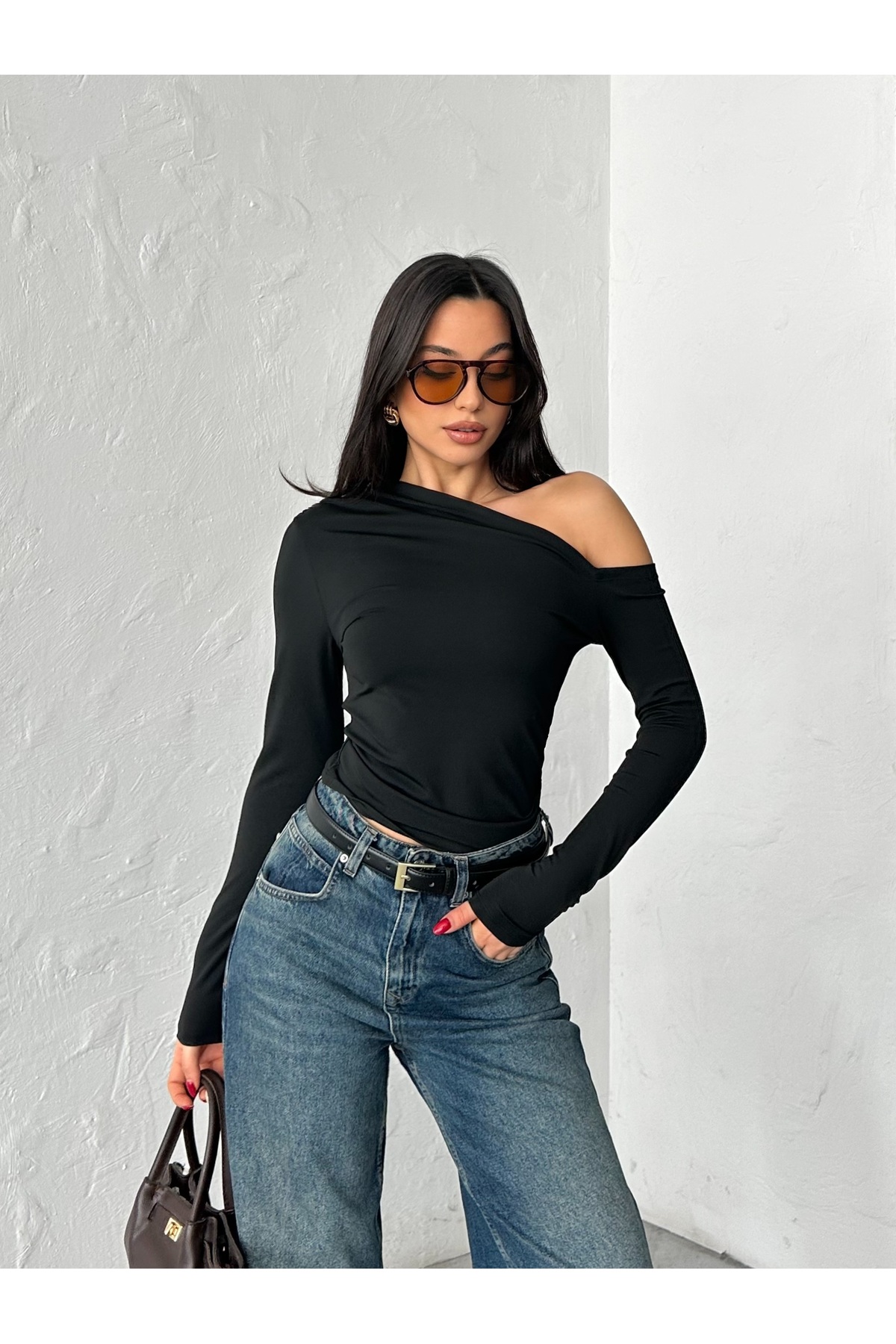 QUTTA  Kadın Siyah Tek Omuz Açık Uzun Kol Sandy Kumaş Örme Bluz - Görsel 6