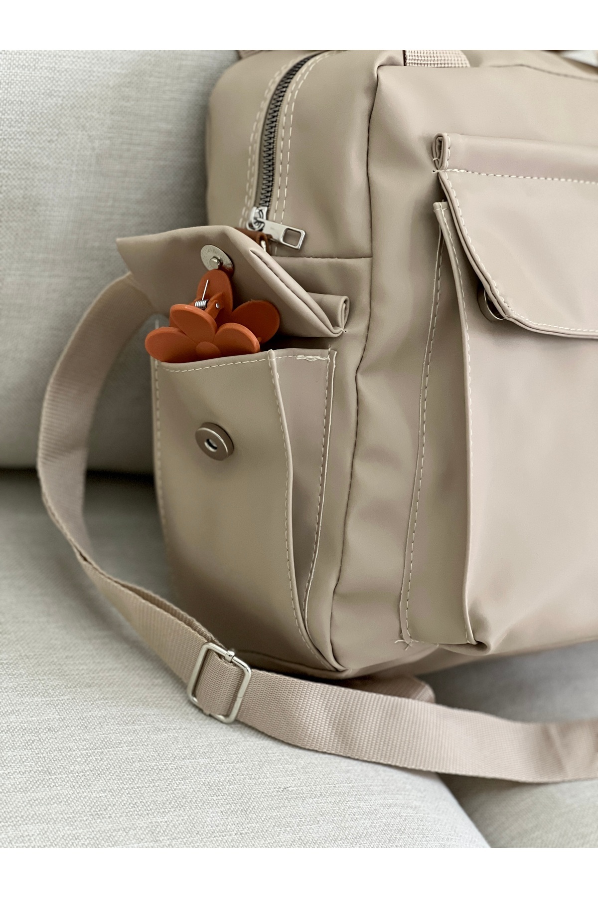 BAGLOVİS  YANLARI VE ÖNÜ CEP DETAYLI VİZON KADIN SIRT ÇANTASI - Görsel 6