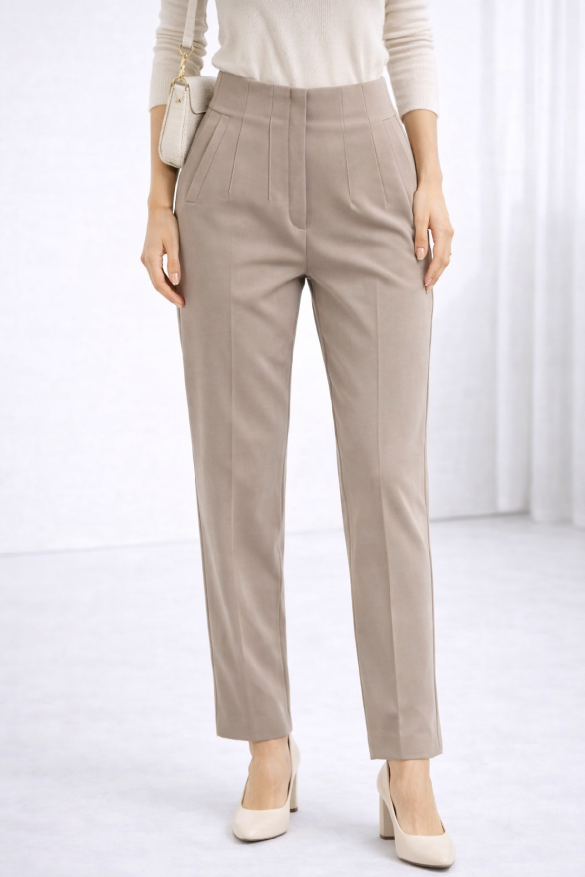 بنطال من القماش ذو خصر عالٍ وضيق الساق مناسب للجزر...