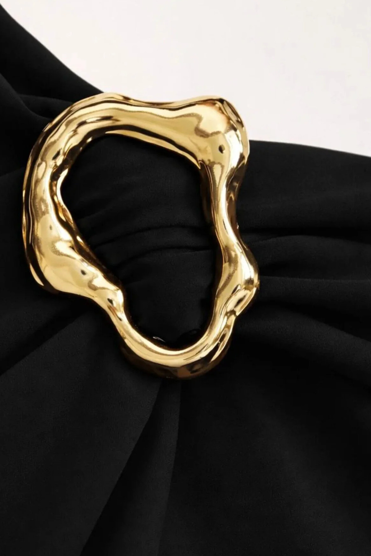 World Fashion Trends  SİYAH Kadın DEGAJE HALTER Yaka Toka Detaylı Kuşaklı Toparlayıcı Kalıp Mini Elbise - Görsel 3