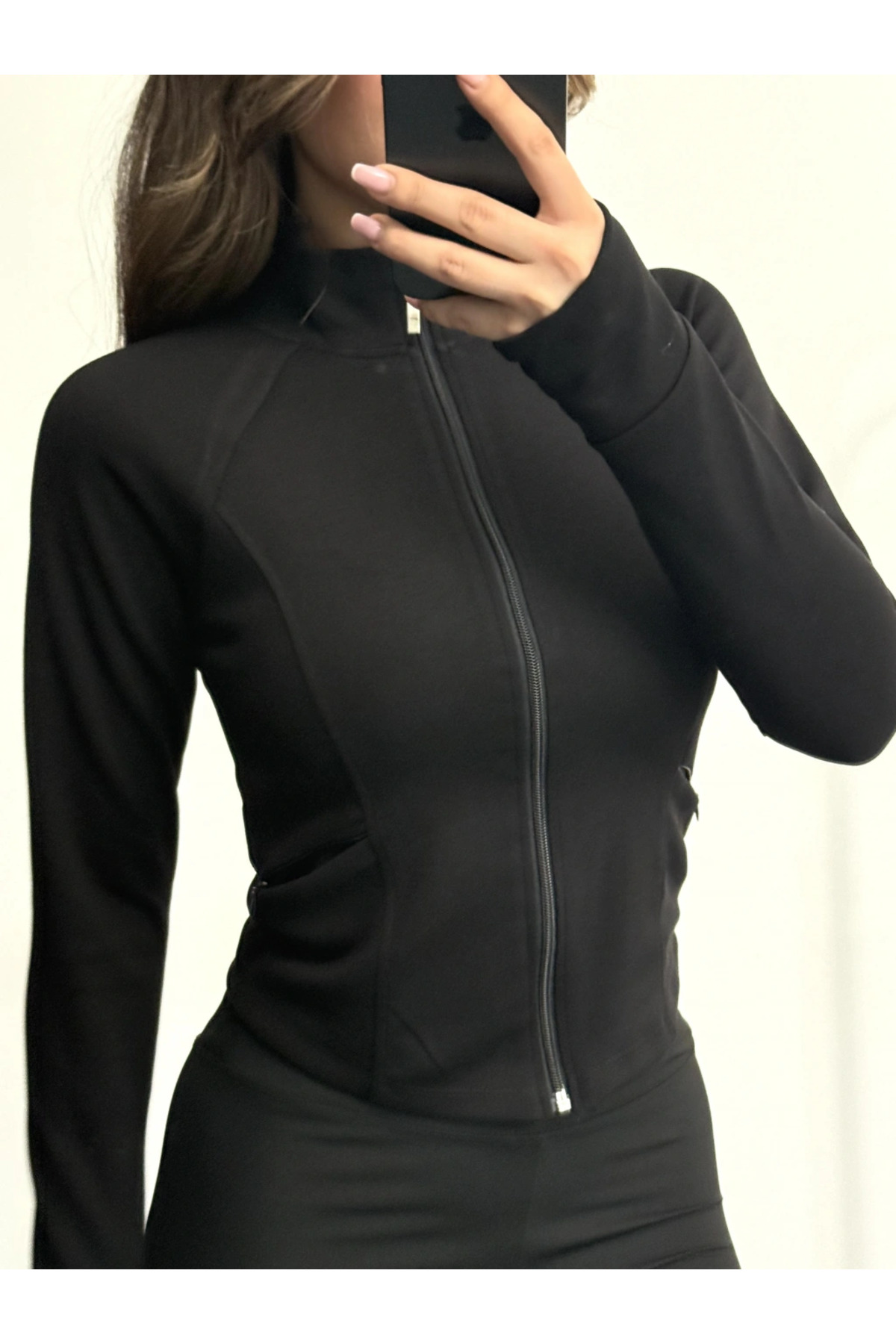 Butik Siyah Vücuda Oturan Fermuarlı Dik Yaka Spor Ceket-Parmak Geçirme Detaylı Cepli Vücudu Saran Ceket görsel 3