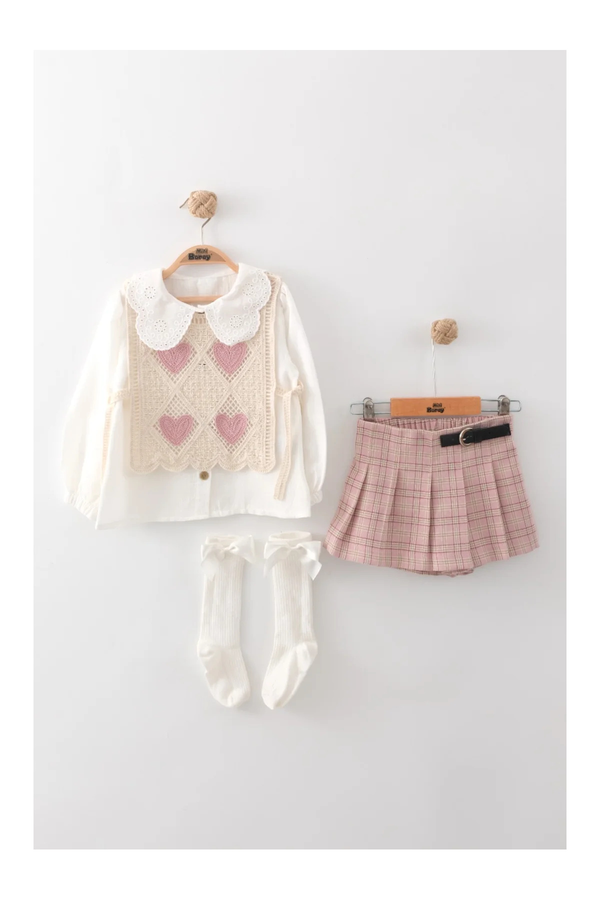 Mini Baray Kız Çocuk Kalpli Örgü Yelek Dantel Yakalı Bluz Ekose Pileli Etek 3'lü Takım 2 3 4 5 Yaş fotoğrafı 3 (önizleme)
