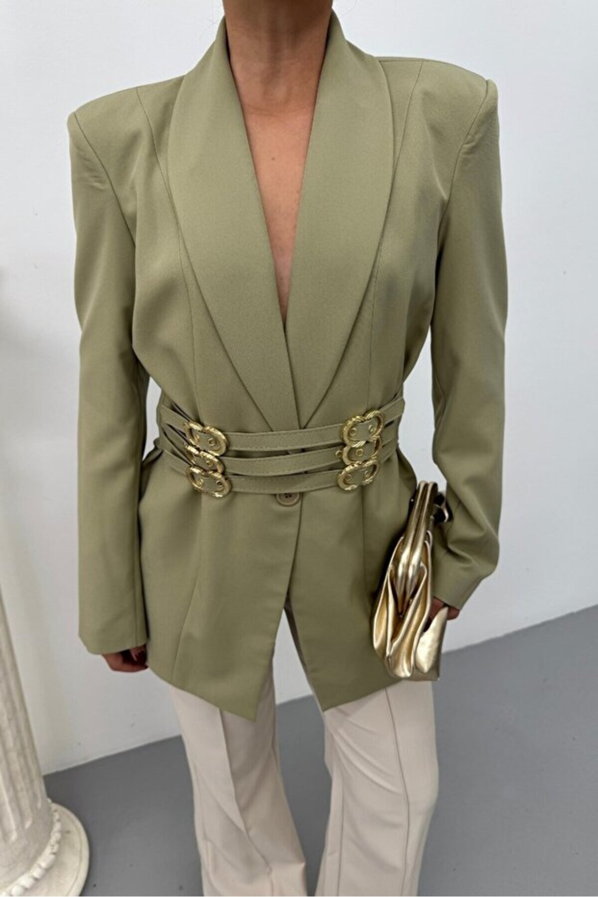 Blazer femme avec ceinture dorée - Görsel 4