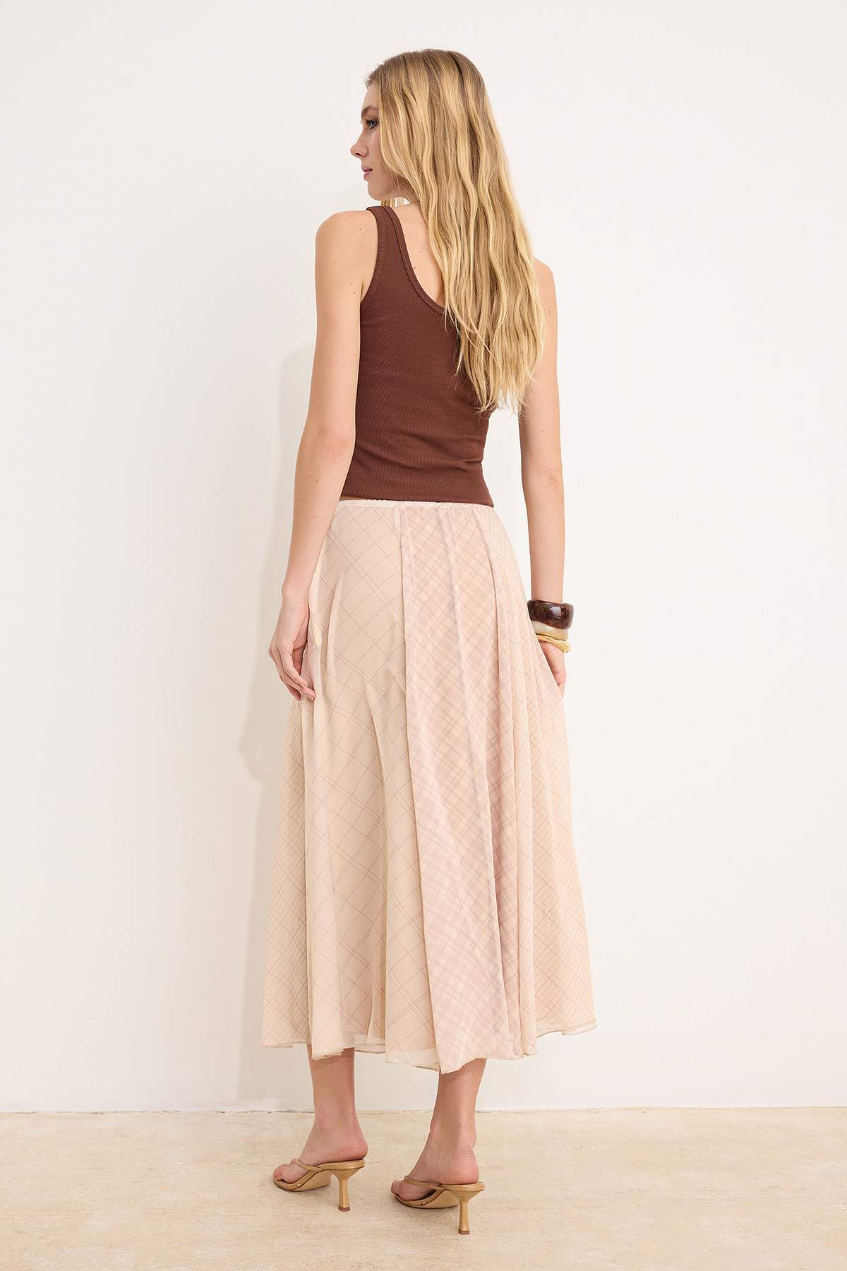 Trendyolmilla  Bej Ekoseli Astarlı Şifon Maxi Asimetrik Etek TWOSS26ET00045 - Görsel 6