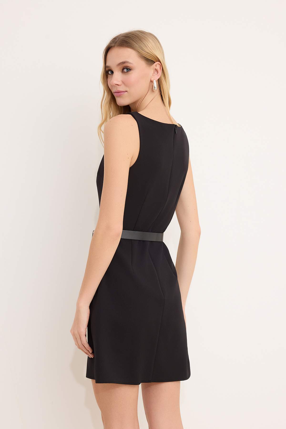 Trendyolmilla  Wardrope Essentials Siyah Kemerli A Kesim Mini Esnek Dokuma Elbise TWOSS26EL00288 - Görsel 4