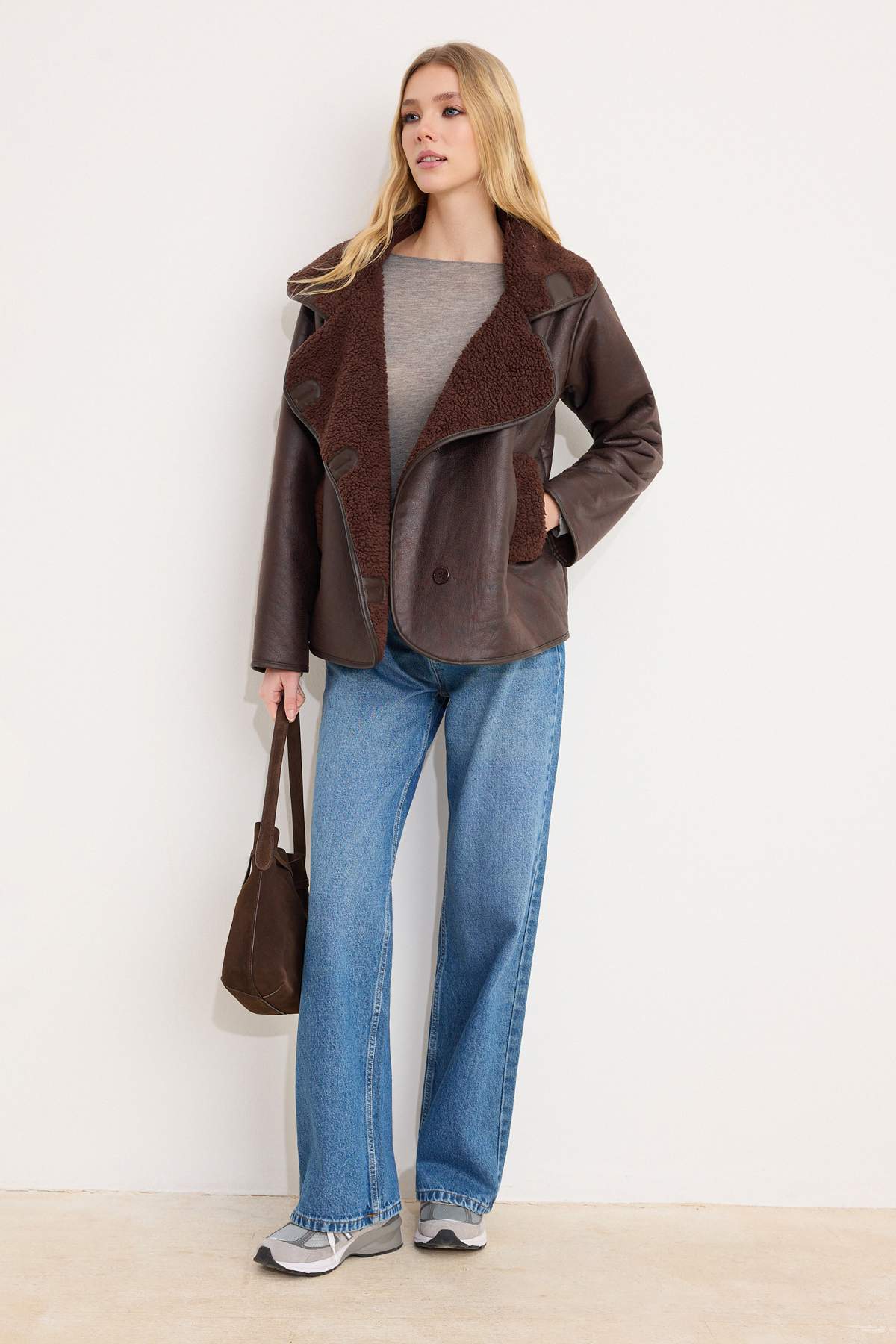 Trendyolmilla Kahverengi Kruvaze Oversize Kalıp Süet Peluş Mont TWOAW26MO00174