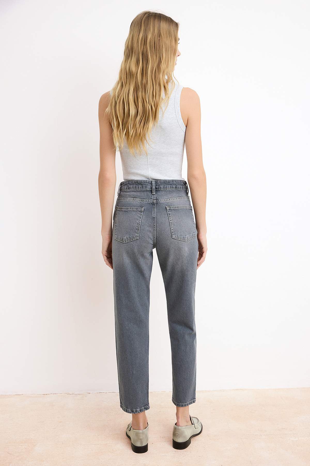 Trendyolmilla  Gri Yüksek Bel Bilek Boy Az Esnek Mom Jeans TWOSS26JE00112 - Görsel 4