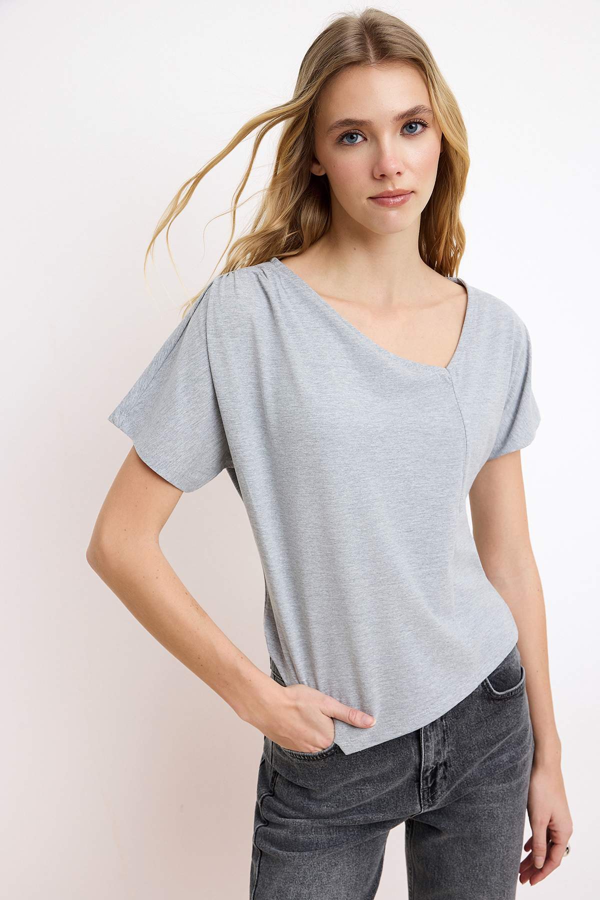 Trendyolmilla Gri Melanj Regular/Normal Kalıp Asimetrik Yaka Büzgülü Pamuklu Esnek Örme T-shirt TWOSS26TS00059