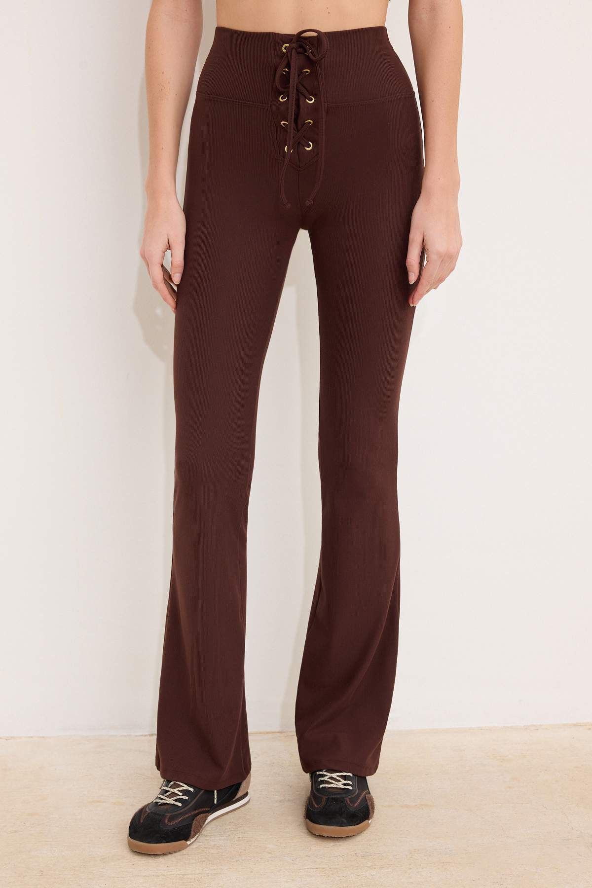 Trendyolmilla  Kahverengi Flare/İspanyol Paça Yüksek Bel Bağcıklı Uzun Fitilli Esnek Örme Pantolon TWOSS26PL00079 - Görsel 3