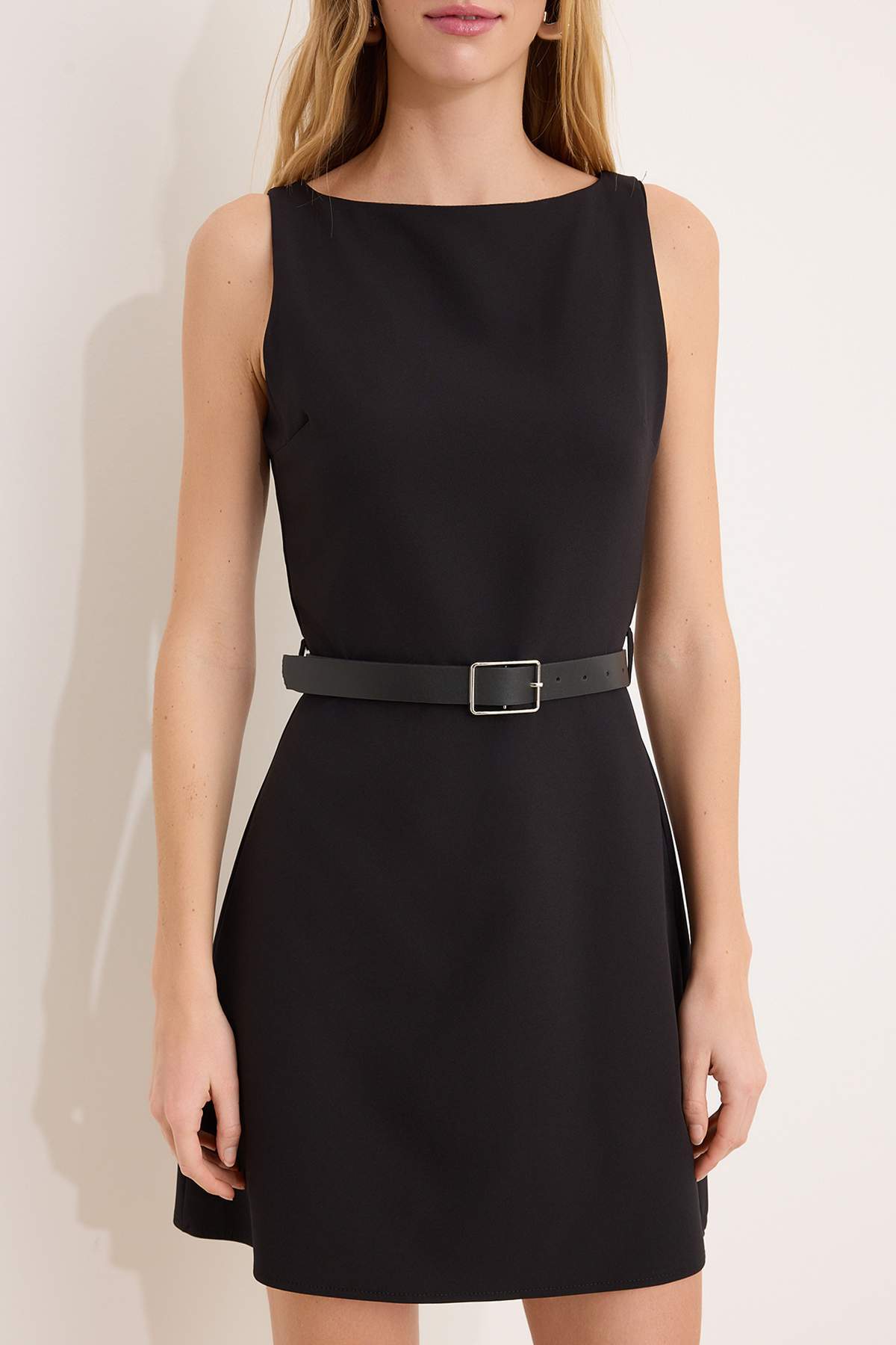 Trendyolmilla  Wardrope Essentials Siyah Kemerli A Kesim Mini Esnek Dokuma Elbise TWOSS26EL00288 - Görsel 3