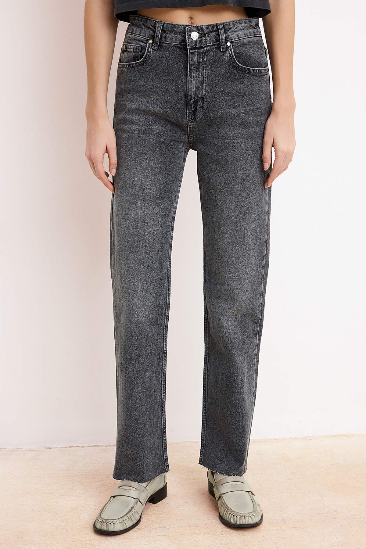 Trendyolmilla  Siyah Kesik Paça Yüksek Bel Az Esnek Straight Düz Kesim Jeans TWOSS26JE00094 - Görsel 3