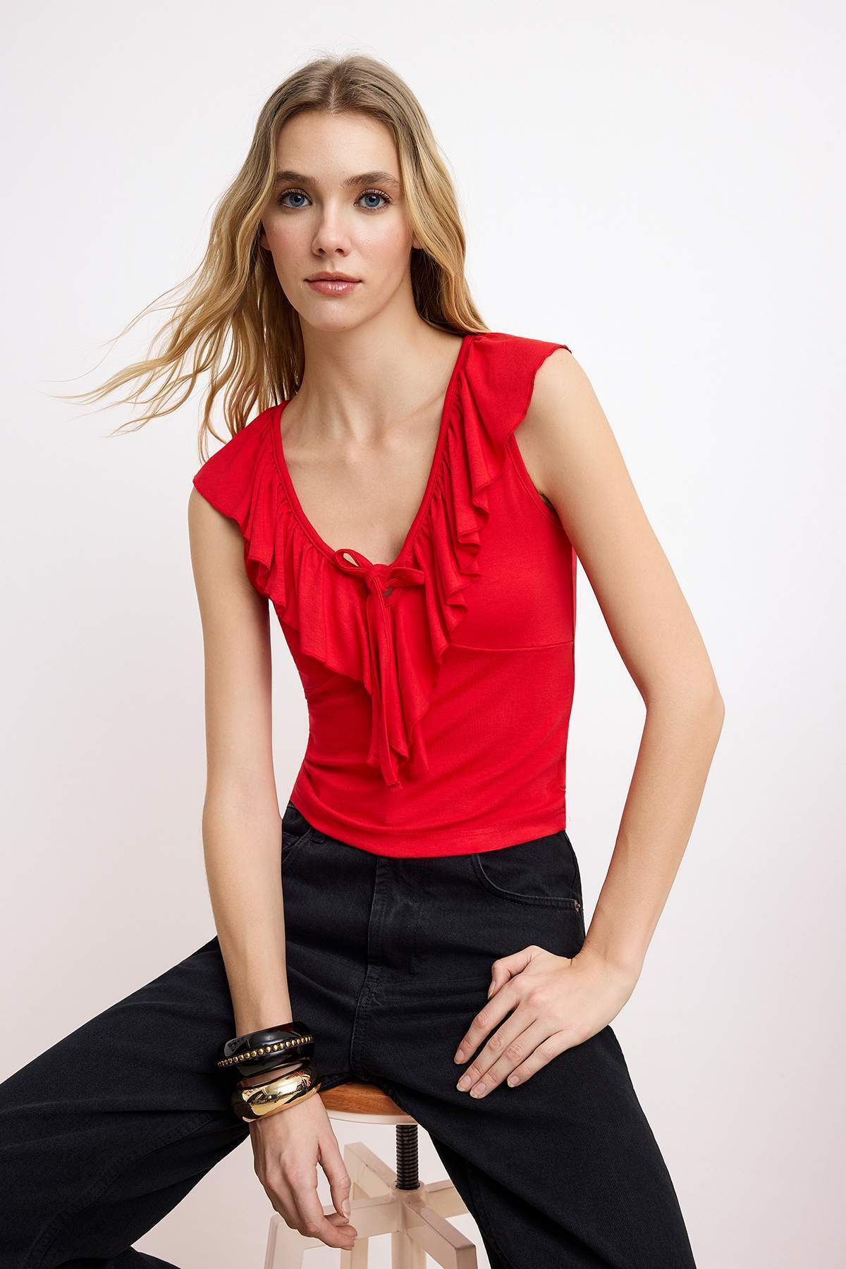 Trendyolmilla Kırmızı Fitted/Vücuda Oturan V Yaka Volanlı/Fırfırlı Yumuşak Örme Bluz TWOSS26BZ00359