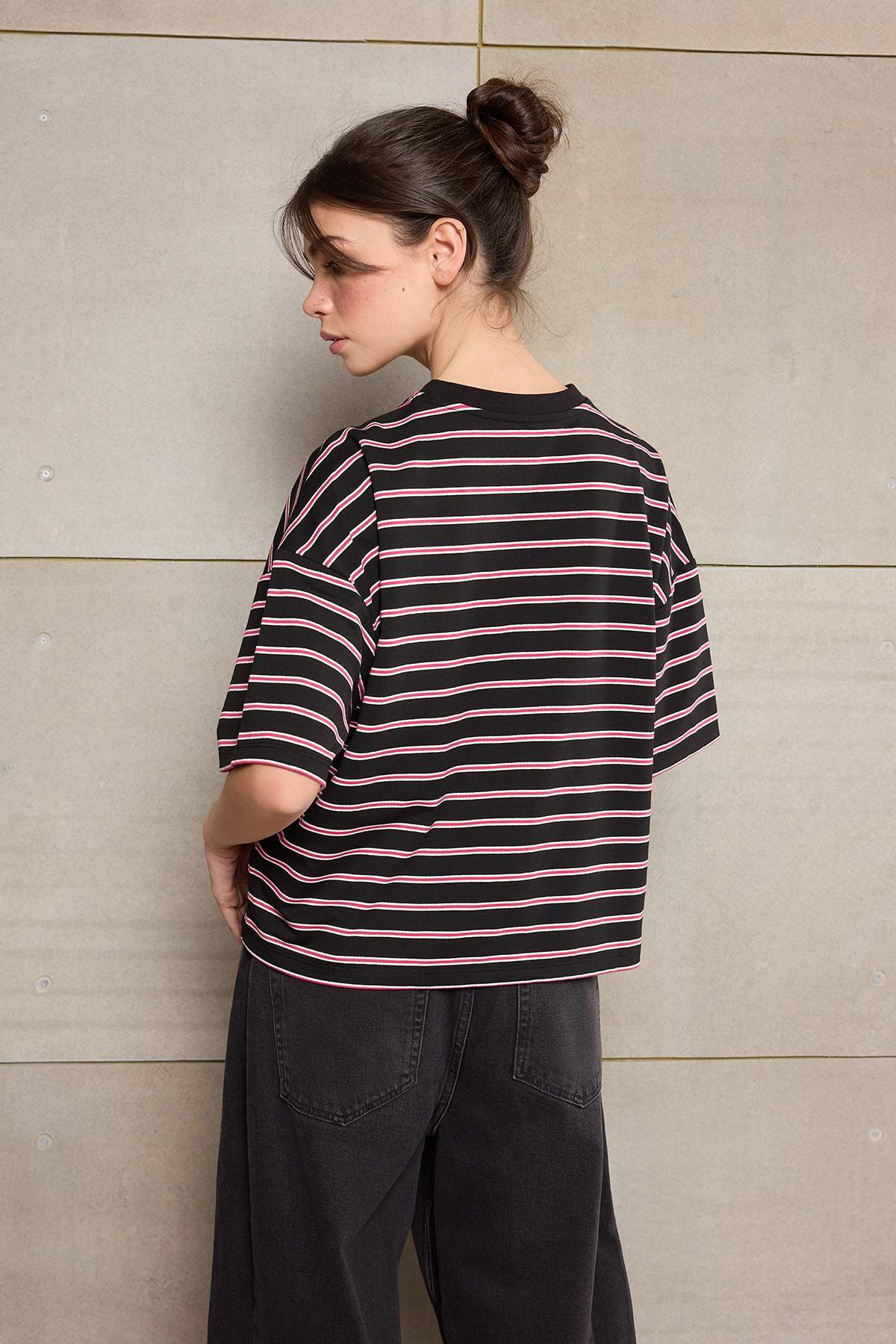 Trendyolmilla  Teen Çok Renkli Çizgili Boxy/Relaxed Kalıp Kısa Kollu Pamuk Karışımlı Örme T-Shirt TWOSS26TS00048 - Görsel 4