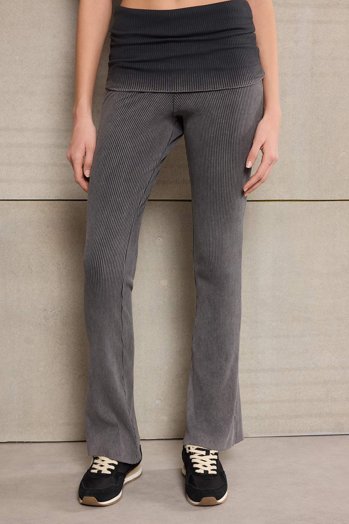 Trendyolmilla  Teen Antrasit Flare/İspanyol Paça Yıkamalı Normal Bel Uzun Fitilli Örme Pantolon TWOSS26PL00004 - Görsel 3