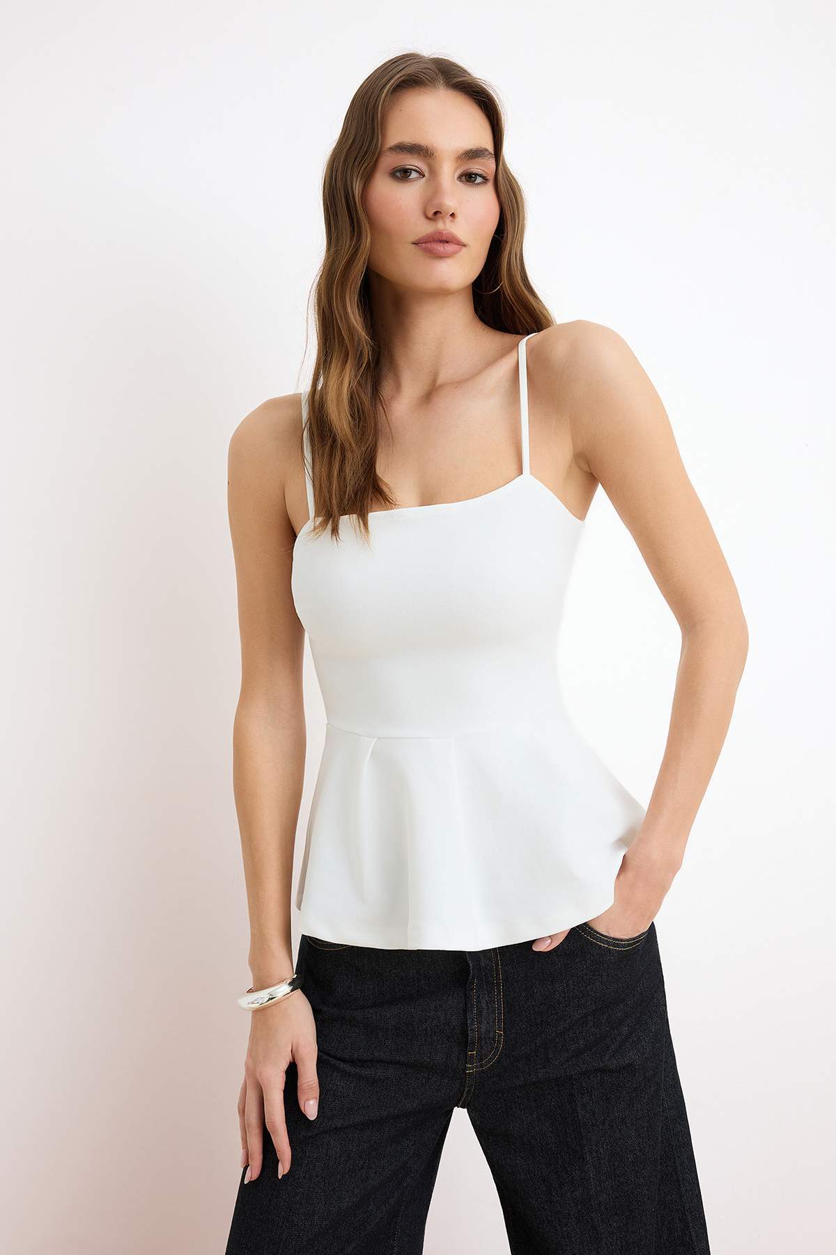 Trendyolmilla  Ekru Peplum Kare Yaka İnce Askılı Kolsuz Scuba Krep Örme Bluz TWOSS26BZ00024